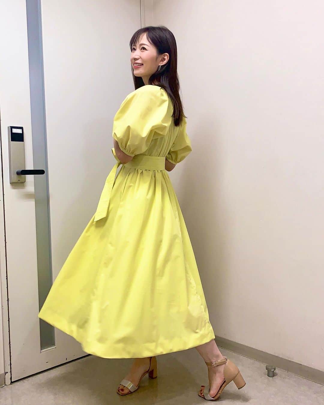 速水里彩のインスタグラム：「イエローワンピースがとっても可愛かった💛  フワッとスカートを揺らしたカッコいい写真を 撮りたいんだけどものすごくブレる。🫨 みんなどうやって撮ってるの？？？？？笑  #東海テレビスイッチ #ワンピース #衣装 #👗」