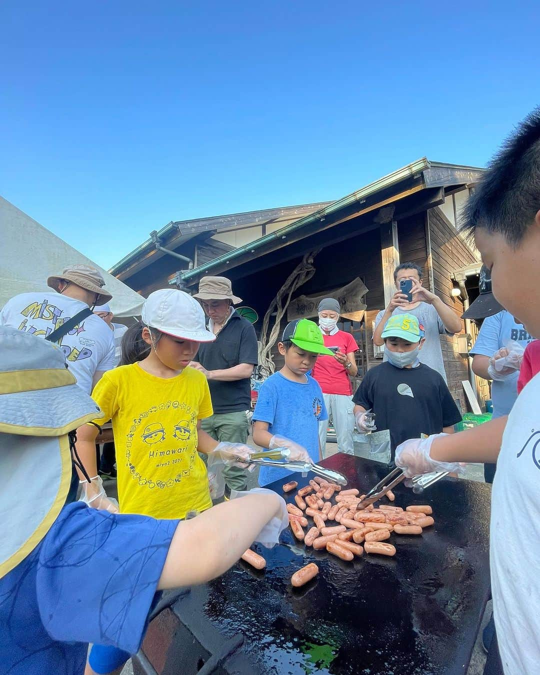 生尾佳子さんのインスタグラム写真 - (生尾佳子Instagram)「早速夏の思い出作り。 山探検で虫取りやカブトムシの仕掛け、竹を切ってきて食器作り、畑で野菜狩りして夜は子供達のバーベキューから夜の探検、んで宿でも遊ぶ… 翌日朝からゲームして、川遊びして締めの流しそうめん（全部手作りだよ） もちろん空いた時間は鬼ごっこw 葵も汀も友達作り遊び上手だわぁ〜 大人も久々にくったくたになるまで遊びました。また遊ぼう！って子供達で約束してました。なんか…青春！ #山賊体験 #大山千枚田」7月24日 16時56分 - yotikoikuo