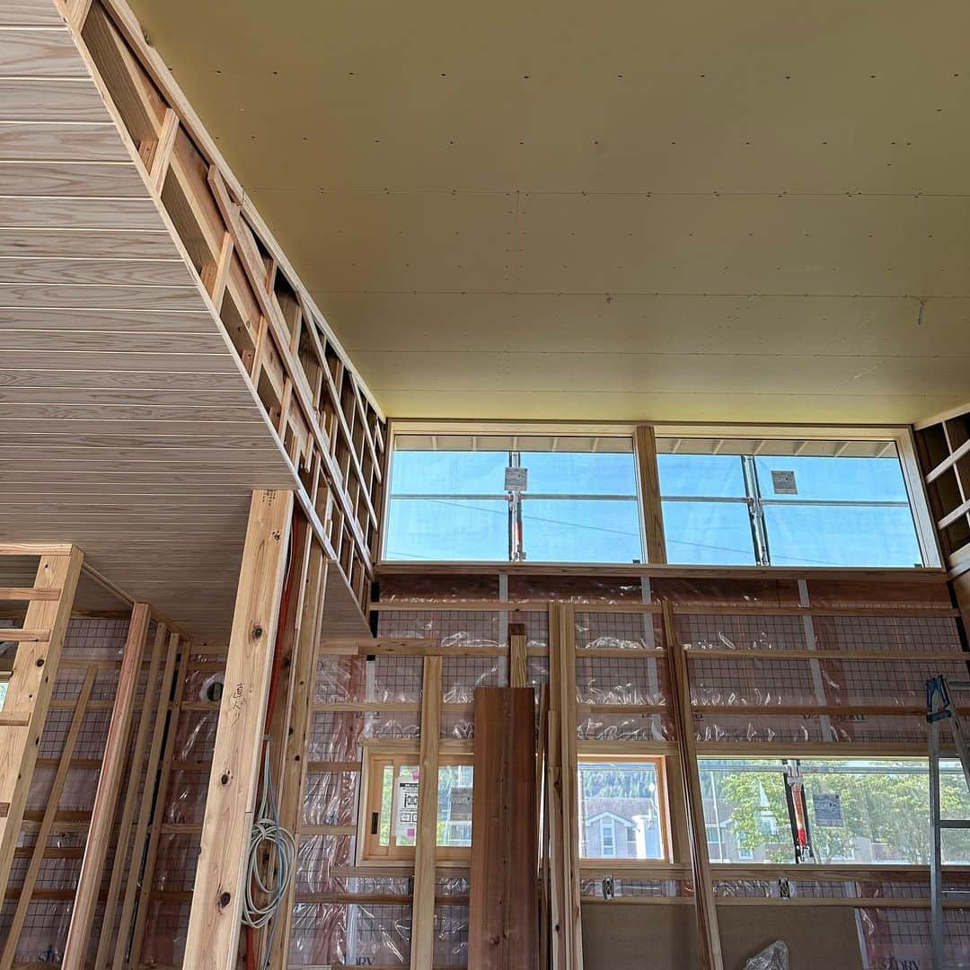 木だて家さんのインスタグラム写真 - (木だて家Instagram)「ㅤㅤㅤㅤㅤㅤㅤㅤㅤㅤㅤㅤㅤ 越前市｢花筐の家｣ 〜進捗状況〜 天井ボード張りが完了し、少しづつ完成に近づいております〜❕ 完成内覧会も開催致しますのでお楽しみに😊🎶 ・ ・ ・ #木だて家 #一級建築士事務所 #木の家 #自然素材 #福井県 #越前市 #工務店 #住宅会社 #注文住宅 #家づくり #新築 #一戸建て #マイホーム #福井工務店 #福井住宅会社 #福井注文住宅 #福井家づくり #福井新築 #福井一戸建て #福井マイホーム #ニューモデルハウス」7月24日 16時51分 - kidateya