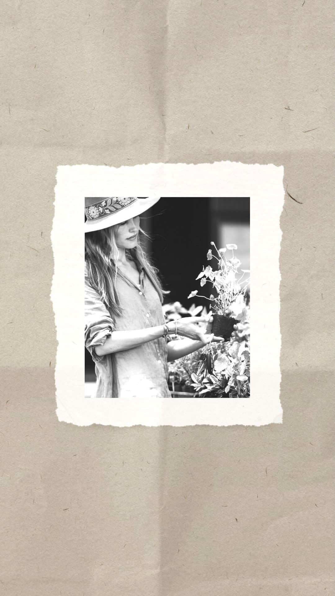 イザベル・ルーカスのインスタグラム：「Feet on the ground, head in the sky. 🌸 I used to journal since I was about 10, I haven’t written much for the past few years. I feel like a better friend to myself when I do. But now my vegetable garden has mostly taken this place. Giving me a sense of clearing nurturance, inward listening and an earthy quiet that I need. Does anyone else find that planting some herbs, tomatoes or growing a little garden is one of the most nourishing and fulfilling things? And what do you love harvesting most?  I love the responsibility of taking care of something alive and wild. The metaphors and little lessons a garden offers is incredible.  #organicgardening #plantagarden #glyphosatefree #gmofree #mentalhealth #happyplace」