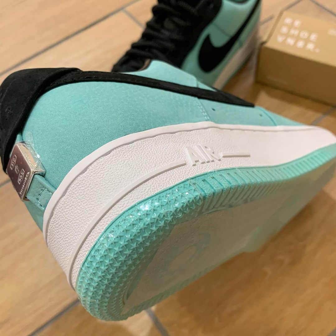 Sneaker At Randomのインスタグラム：「リシューブネイター　ソールシールド  透明度と耐久性が高く、見た目をほとんど変えることなくソールを保護することができます。  モデルによってはソール形状に合わせてサイド部分をカットすることも可能です。  商品代:税込¥3,740  取付にはヒートガンが必須です。 ご希望であれば商品代＋作業費用税込¥1,100で取付いたします。 ※取付納期2週間程度  #sneakeratrandom#スニーカーアトランダム#junkyard#ジャンクヤード#sneaker#スニーカー#スニーカー修理#スニーカーカスタム#市川#本八幡#梅田#阪神梅田本店#心斎橋#高円寺#angeluspaint#アンジェラスペイント#arata#アラタ#reshoevn8r#リシューブネイター #soleshields#ソールシールド」