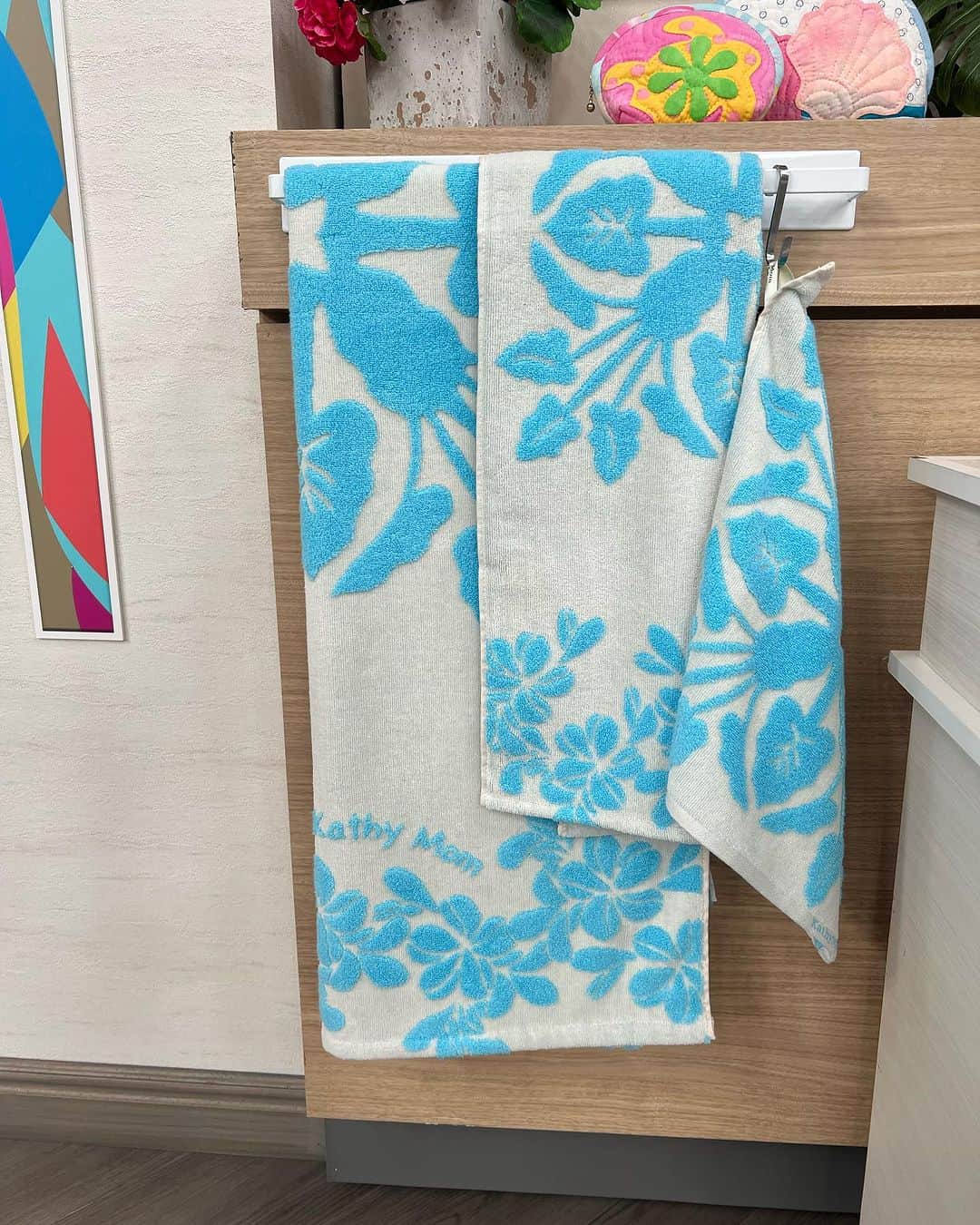 キャシー中島さんのインスタグラム写真 - (キャシー中島Instagram)「もうすぐQVC4回目のOAです。 ガーゼケットもとても綺麗ですよ。 タオルマットやハーフケット洗面所にかかっているタオルも色を揃えるとおしゃれだと思いませんか？ #キャシー中島#タオル」7月24日 16時56分 - official_kathynakajima