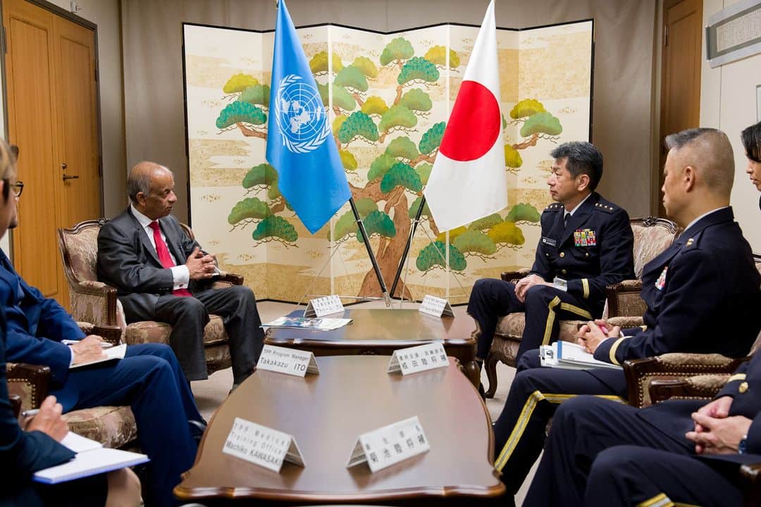 のインスタグラム：「令和５年７月２１日（金）、アトゥール・カレ国連活動支援担当事務次長が森下陸上幕僚長を表敬しました。 懇談において、陸上自衛隊の国連ＰＫＯ等への取り組みについて意見交換を実施しました。 この際、カレ国連事務次長から、国連三角パートナーシップ・プログラム（ＴＰＰ）において、陸上自衛隊の教官団が訓練した各国のＰＫＯ要員の練度が著しく向上していること、国連本部に派遣されている自衛官がそれぞれの能力を遺憾なく発揮して勤務していることについて言及されました。 これに対し、陸上幕僚長から、日本が参加する国連ＴＰＰは、日本が得意とする分野及び要領により実施しているものであり、教官要員には、訓練生の技術・能力の向上のみならず、各国訓練生の心に寄り添った訓練を実施するよう指導している旨の発言及び国連本部に派遣している自衛官へのカレ事務次長のご高配に対する謝辞がありました。 陸上自衛隊は、引き続き国際安全保障環境の改善に効果的・効率的に寄与していきます。 #陸上自衛隊  #国際連合  #United_Nations」