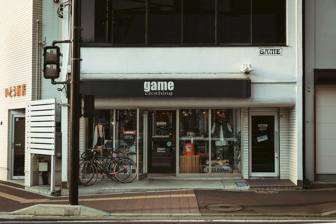 Olliemagazineのインスタグラム：「. Ollie Vol.257 2023 SPRING/SUMMER  「Street For Life.」 - 47都道府県特集 -  game clothing @gameclothing019   盛岡カルチャーを陰で支える インポートストアとしての在り方  岩手県の中心部である盛岡に根を張り20年。オーナーの趣味が凝縮したセレクトもさることながら、周りのショップと共にカルチャーを伝播する。 実店舗の価値観が問われて久しい今、わざわざ足を運びたいのはこんな店だ。  Photograph_Ataro Dojun Text_Atsutaro Ito Edit Genya Nakamura  #olliemagazine#olliemag#ollie#Ollie_Vol257#streetculture#street#skateboard#skate#skater#music#hiphop#rap#rapper#art#fashion#graffiti」