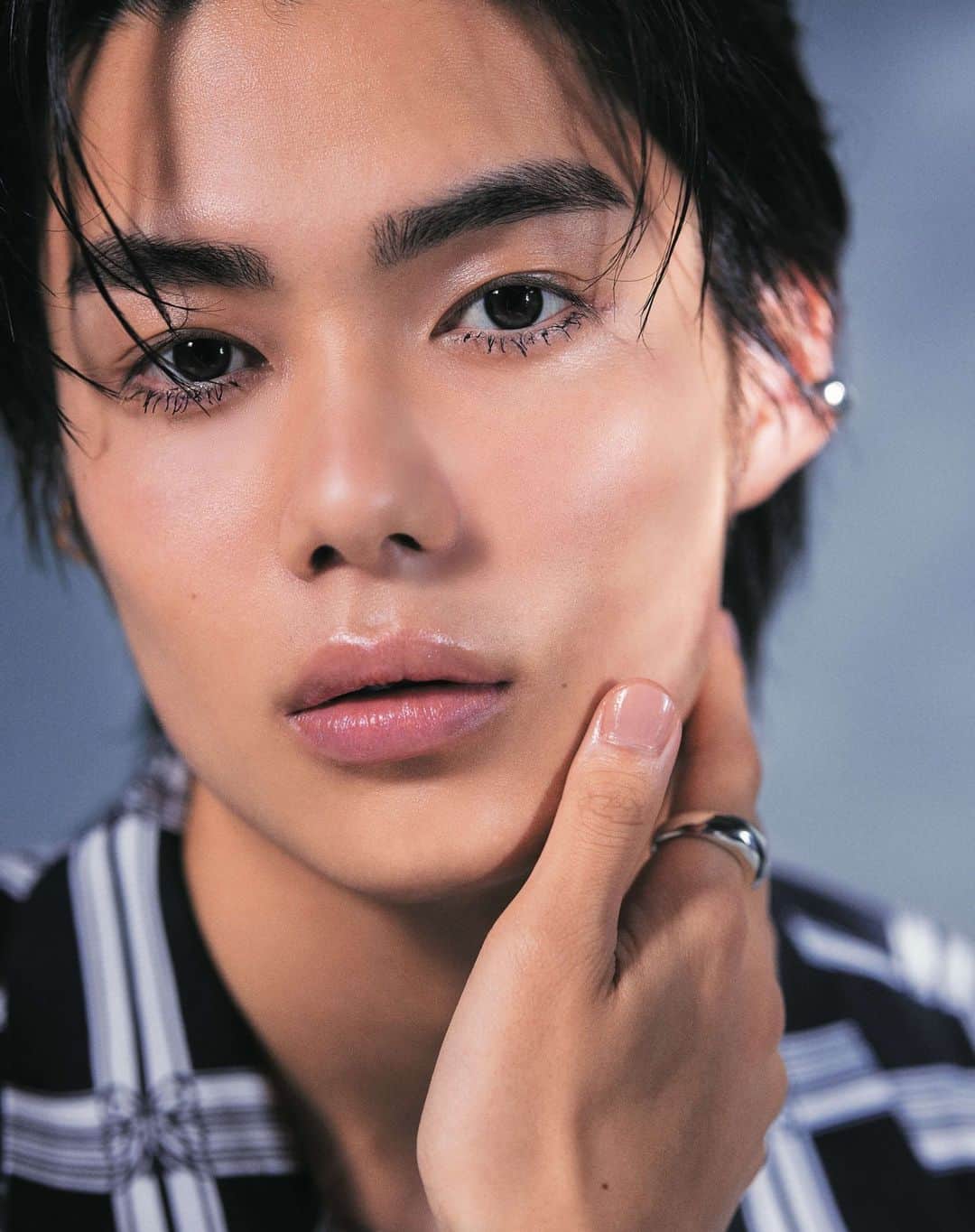 GLITTERのインスタグラム：「今季話題の”束感まつ毛”メイク、を俳優・モデルの今井竜太郎さんがトライ！   GenZ の “トレンド ” 本誌では、ファッションや美容への感度が高い GenZの流行の中から、4つのテーマをピック アップ。ジェンダーレスに楽しめるコスメ や、ノスタルジックなムードがキュー トな雑貨まで、ジャンルレスにお届けしています。  #今井竜太郎  @ryutaro__imai   📕GLITTER 2023 SUMMER issue 全国の書店、ネット書店で発売中  #GLITTER #グリッター #グリッターマガジン #glitter2023summerissue  #genz #束感まつげ   Photos Yosuke Enomoto  Styling Mayu  Hair & Make-up Yukari Kozono  Edit & Words Misa Haioka」