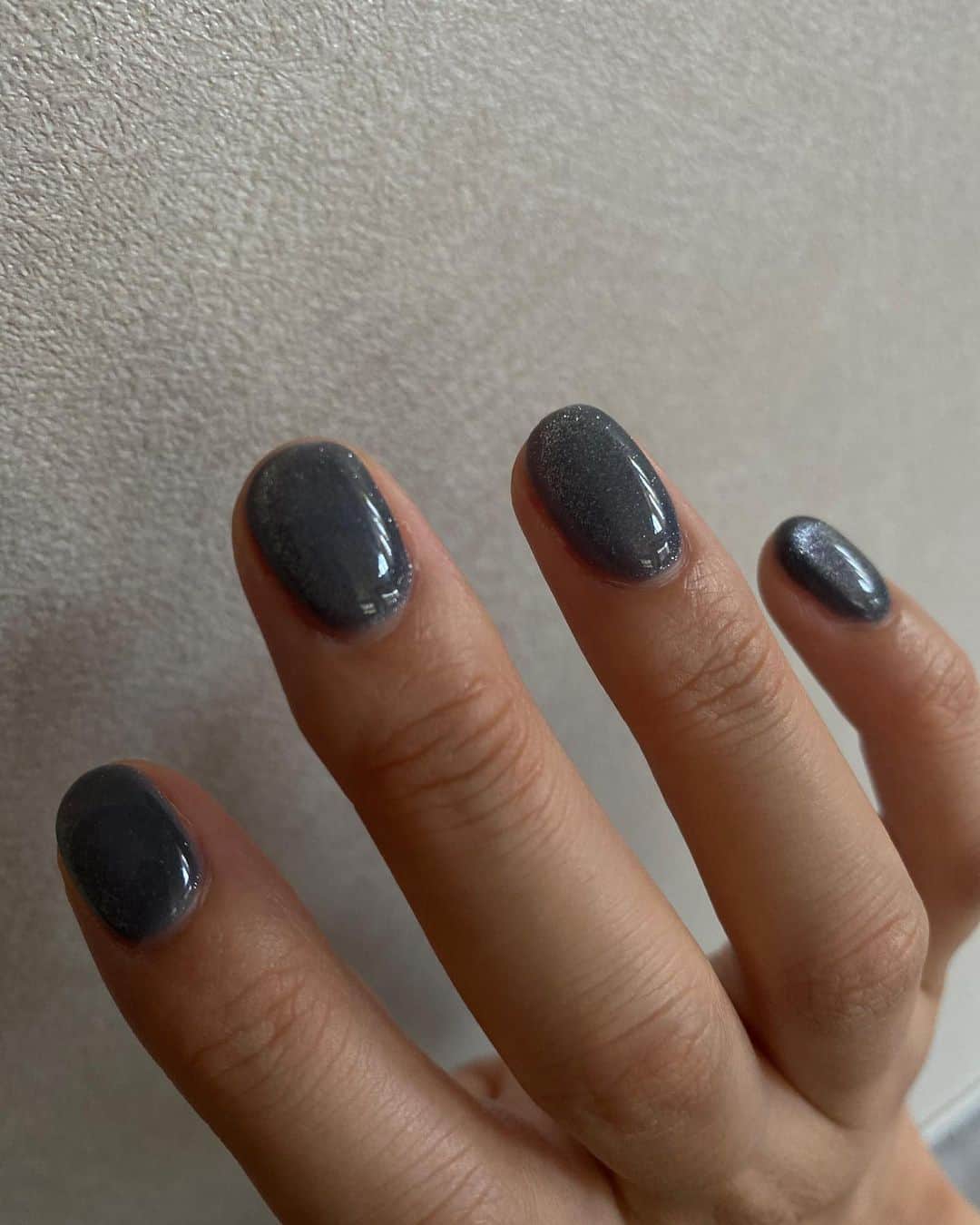 ᴱᴸᵞさんのインスタグラム写真 - (ᴱᴸᵞInstagram)「new nails  久しぶりにブルー系にしたくて ブルーのマグネット、 親指はフットと揃えてネイビーに。  最近リングをつけないから 親指のデザインがアクセントになってとても良き✨  Thank you @tomoka_by_inails」7月24日 17時02分 - diary___ely