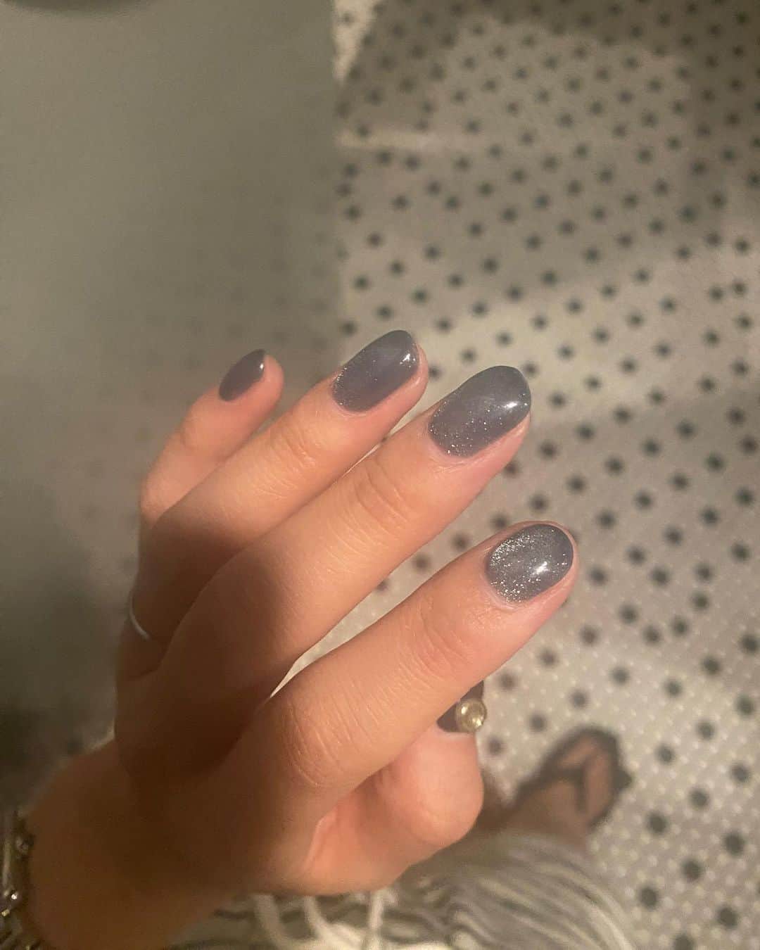 ᴱᴸᵞさんのインスタグラム写真 - (ᴱᴸᵞInstagram)「new nails  久しぶりにブルー系にしたくて ブルーのマグネット、 親指はフットと揃えてネイビーに。  最近リングをつけないから 親指のデザインがアクセントになってとても良き✨  Thank you @tomoka_by_inails」7月24日 17時02分 - diary___ely