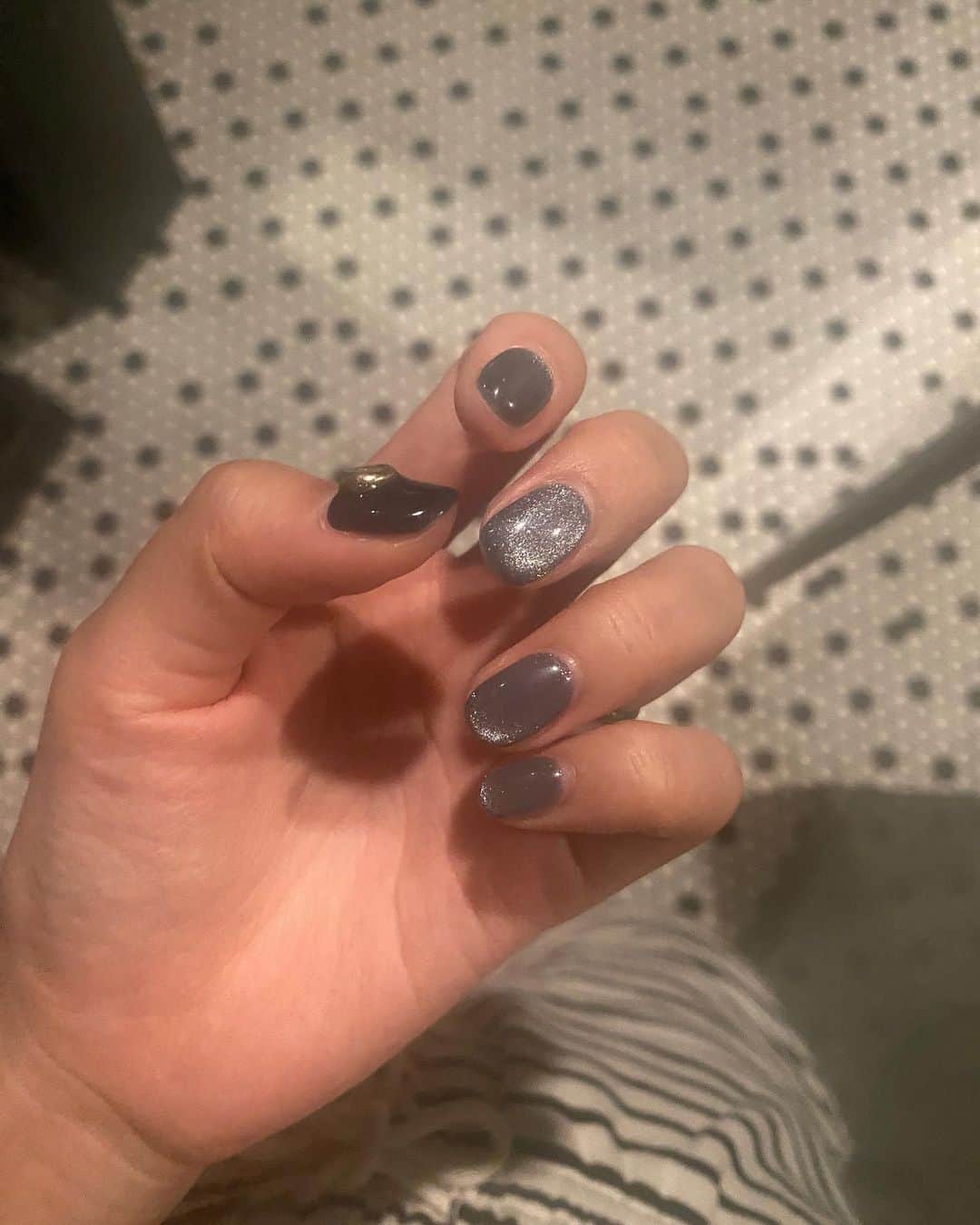 ᴱᴸᵞのインスタグラム：「new nails  久しぶりにブルー系にしたくて ブルーのマグネット、 親指はフットと揃えてネイビーに。  最近リングをつけないから 親指のデザインがアクセントになってとても良き✨  Thank you @tomoka_by_inails」