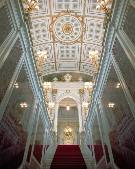 迎賓館赤坂離宮さんのインスタグラム写真 - (迎賓館赤坂離宮Instagram)「＼#中央階段 ／ #迎賓館 を訪れた賓客は正面玄関から中央階段を上がり大ホールへ向かいます。階段の白い #大理石 は #イタリア 産のビアンコ・カララ、左右の壁の赤い #大理石 は #フランス 産のルージュ・ド・フランスが使われています。  ✨一般公開を実施しています✨ 🚶 JR、東京メトロ「四ツ谷駅」から徒歩約7分 🕙公開時間　10:00～17:00 （本館最終受付16:00、庭園最終受付16:30） ㊡水曜日 💰庭園　　　　　　　一般　300円 　本館・庭園　　　　一般 1,500円 　本館・別館・庭園　一般 2,000円  #迎賓館赤坂離宮 #東京 #港区 #四谷 #国宝 #四ツ谷駅 #参観」7月24日 17時03分 - akasaka_geihinkan