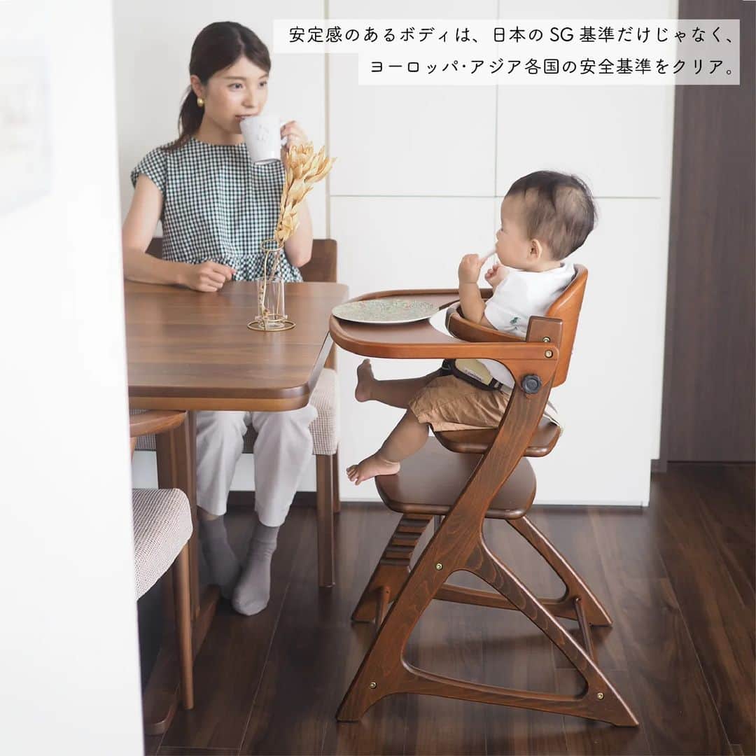 yamatoya(ベビー・キッズ家具の大和屋) さんのインスタグラム写真 - (yamatoya(ベビー・キッズ家具の大和屋) Instagram)「【ユーザーレビュー】マテルナ  「マテルナ」をお使いいただいてる1才2か月のお子さまをお持ちの @kasmin3 さまより、嬉しいレビューをいただきました♪  『食事が終わりかけると脱出したり、そり返ったり…。 上の子のときはそんなことがなかったのでビックリしつつも、ベルト付きなのがとてもありがたかったです。』  素材やデザイン、安全性などすべてが揃っているyamatoya最上級モデルのベビーチェア「マテルナ」。  「セーフティーチェアベルト」が付属として最初からついているから、お子さまが立ちあがったり、抜け出そうとしても安心です♪  安定感のあるボディは、日本のSG基準だけじゃなく、ヨーロッパ・アジア各国の安全基準をクリア。 お子さまが身体を傾けたり、横から押したり万一の時にも倒れにくい設計になっています。  大切なお子さまが座る初めてのベビーチェアとして、ご参考にしていただけたらと思います♪  @kasmin3 さま、ありがとうございました！ これからも、お子さまと楽しく健やかなお時間をお過ごしください♪  #マテルナ #materna #ベビーチェア #ハイチェア #離乳食 #キッズチェア #子ども椅子 #キッズインテリア #子育て #育児 #子ども #赤ちゃん #ベビー #赤ちゃんのいる暮らし #子ども家具 #yamatoya #大和屋」7月24日 17時03分 - yamatoya_official
