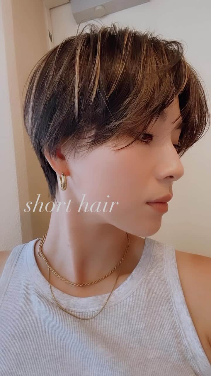 赤松悠実のインスタグラム：「short hair🫧 もっぱらハンサムショート。  短すぎたかな？と思いきや 毎回しっくりくる。  アメスリタンクに短髪がきぶん🩶  #ショートヘア#ショートカット#ハンサムショート #ハイライト#ショートボブ#アメスリタンク#uniqlo」