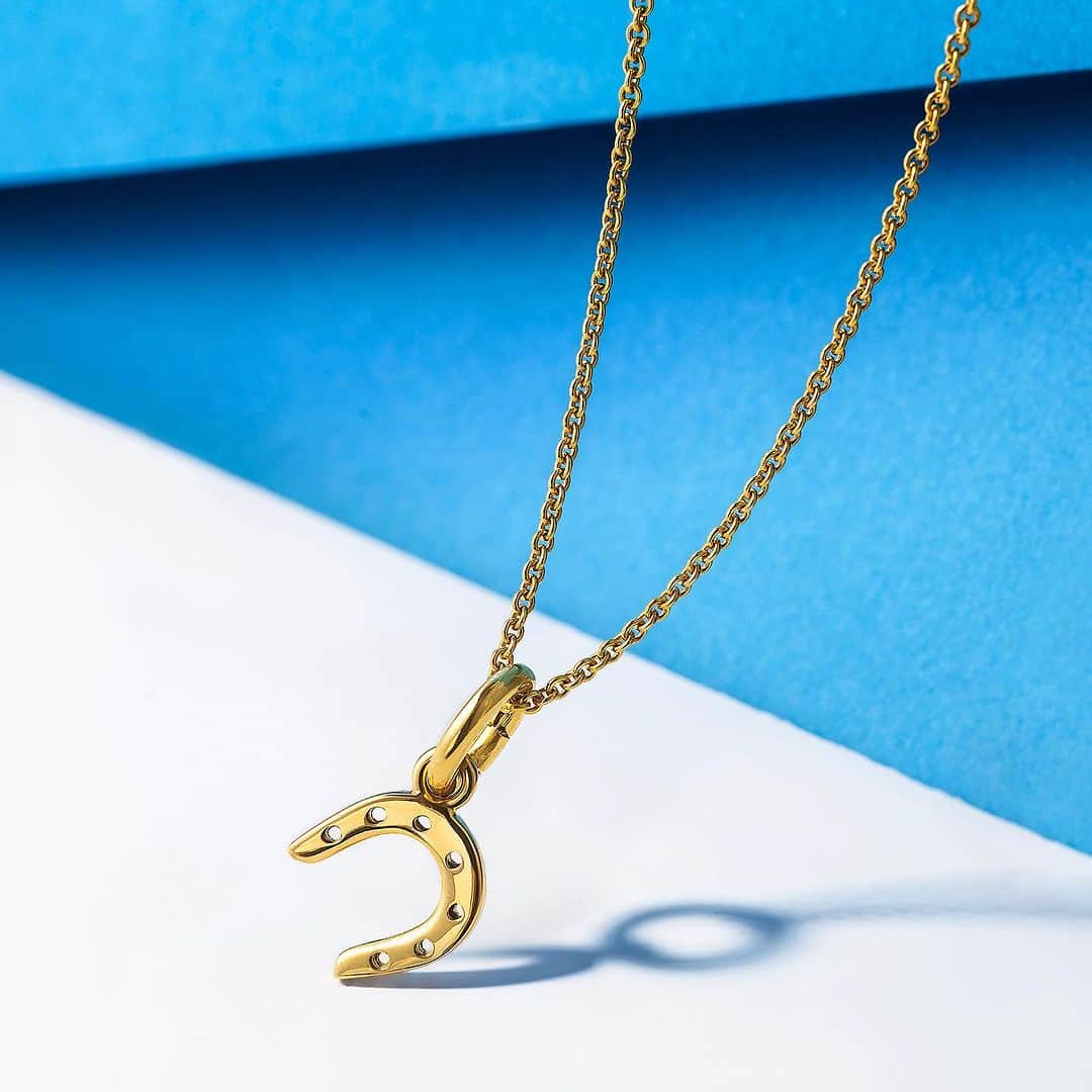 のインスタグラム：「幸運のHERMES 🧲  エルメスを代表するアイコン 「ホースシュー（馬蹄）」 アシメトリーに吊り下げられたホースシューが エルメスらしいそぎ落とされたミニマルな 佇まいの中にほんのりとウィットを感じさせます。  富と幸運のモチーフとして古くから 西洋で愛されてきたホースシュー🐴  Ｕ字を下向きに提げると「不運を落とす」 厄落としの意味合いを持つと言われます。  蹄鉄に打ち込まれた7本の釘にひそませた ラッキーセブンもポイント！  幾重にもグッドラックが織り込まれた グランメゾンのラッキーチャームは 長く愛せる定番ネックレスとなること 間違いなしです🤞  ◇ HERMES ホースシュー ネックレス 　¥ 198,000  (オンラインショップ掲載商品)    HERMES 18K gold Horseshoe Necklace    JPY ¥ 198,000  《ブランドリユースはすべて正規品保証しております》  ✴︎ For International Customers ✴︎  Please feel free to DM if you are interested in buying any of items posted in our feed. We are happy to help you.  ＋─＋─＋─＋─＋─＋─＋─＋─＋─＋─＋─＋─＋  ◇ Alagin Online Shop ◇  https://alag-in.jp/  プロフィールリンク🔗 Alagin Online Shop  Alagin  Tel.  03-3836-3926 (GALA JEWELRY おかちまち本店1F)   ＋─＋─＋─＋─＋─＋─＋─＋─＋─＋─＋─＋─＋  ・ ・ ・ #HERMES #vintageHERMES #エルメス#エルメスネックレス #ブランドジュエリー #used #リユース #ブランドリユース #ご褒美ジュエリー #ジュエリー好きな人と繋がりたい #ジュエリー好きさんと繋がりたい #お守りジュエリー #GALA #ガラ #alagin #エルメスネックレス #horseshoe #horseshoenecklace #hermesnecklace #エルメスジュエリー」