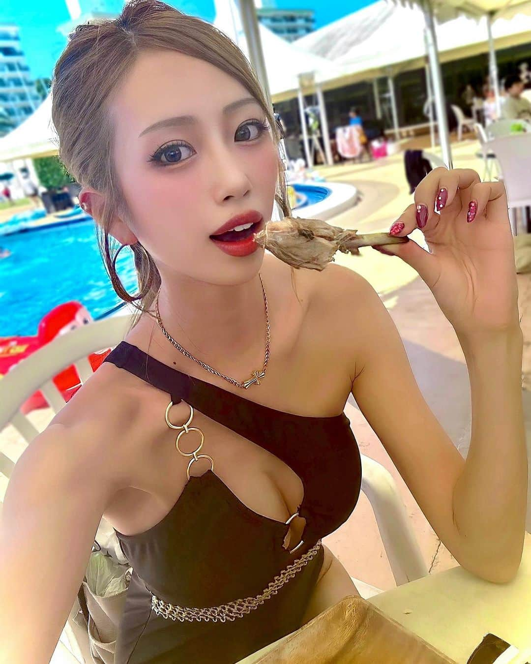 央川かこのインスタグラム：「インドアだから海もプールも 苦手だけど日陰でBBQするのは好き🙌✨  このスペアリブおいしすぎたー🍖💕 ちなみにプライベートではなくお仕事です🤣 ・ ・ #海 #プール #YouTube #撮影 #SHOOTBOXING #シュートボクシング #シュートガールズ #夏 #レースクイーン #ラウンドガール #モデル #ダイエット #トレーニング #筋トレ #ファスティング #ポニーテール #アップヘア #ヘアアレンジ」