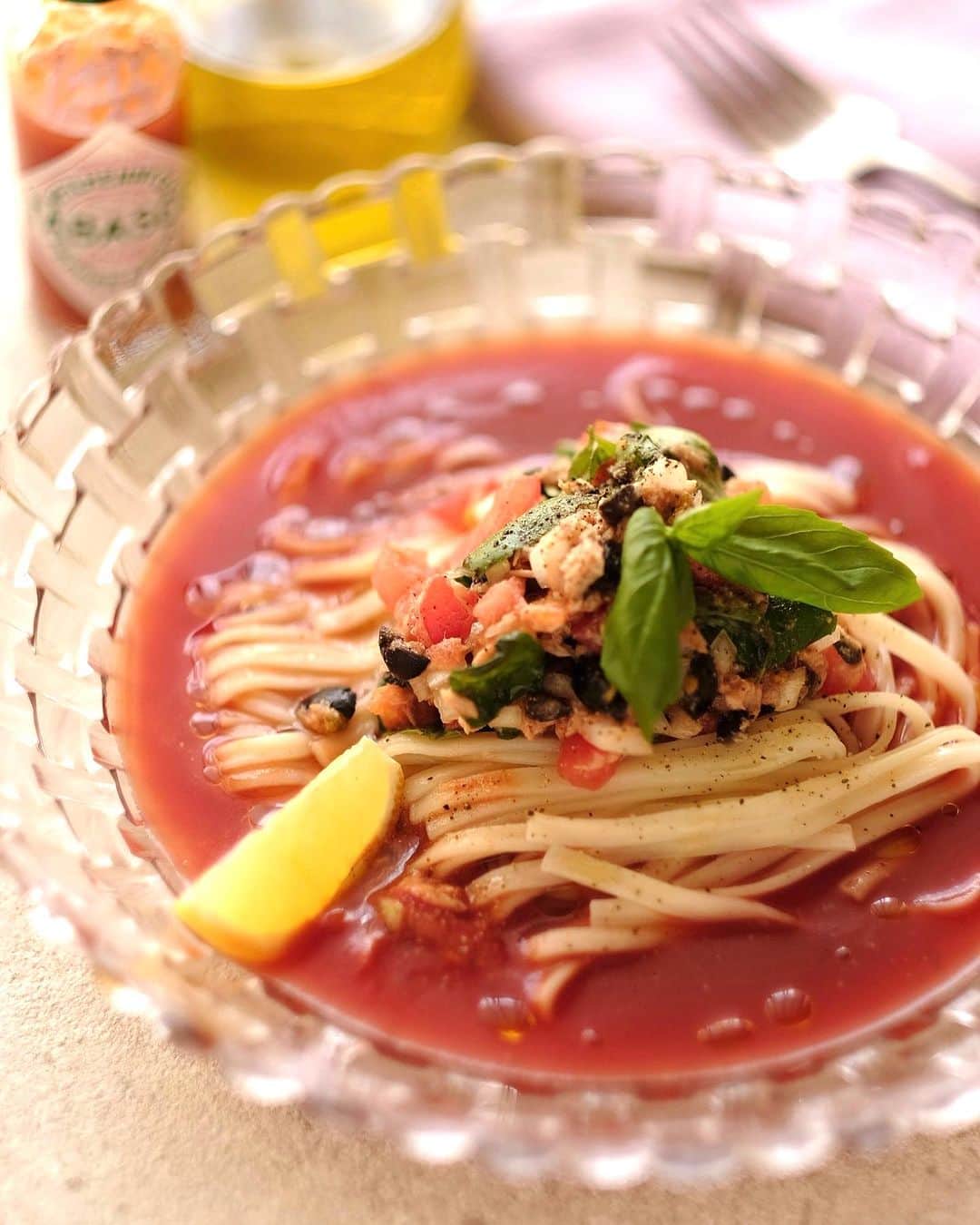 麻木久仁子のインスタグラム：「さっぱり冷え冷え！トマトオリーブうどん🍅🫒 トマトジュースと麺つゆを使った簡単レシピです。暑くてだるくて、料理する気が起きないような時にもおすすめ。  バテバテの体に、ピッタリ！ ツルツルと吸い込まれていきますよ！  スープも麺も具材も、キンキンに冷やして召し上がれ。  レシピはこちらから！  https://foodistnote.recipe-blog.jp/article/131159/」