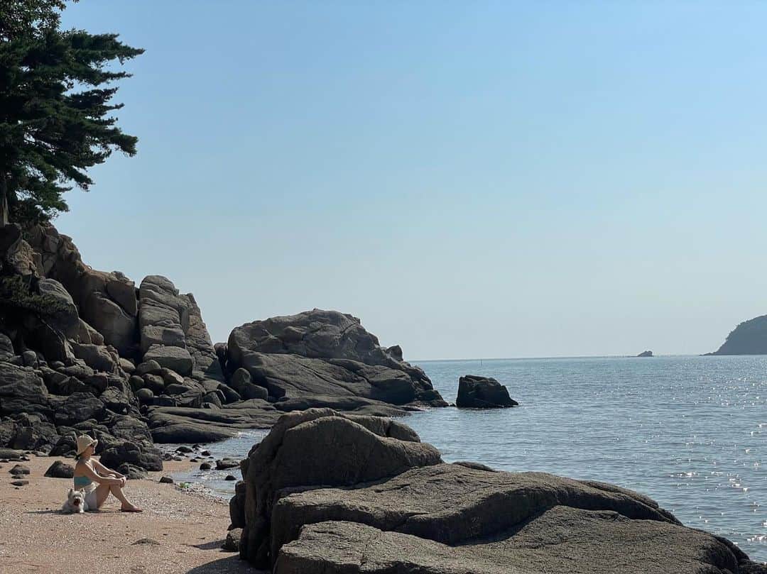 ユン・ジンソのインスタグラム：「여름 💚  그리고 껌딱지 뭉치랑 바다 뱃속의 아가 사진찍는 남편」