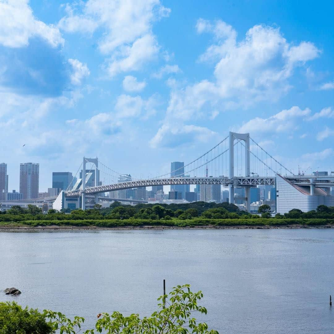 アクアシティお台場/AQUA CiTY ODAIBAさんのインスタグラム写真 - (アクアシティお台場/AQUA CiTY ODAIBAInstagram)「. 【夏のお台場景色☀️】  夏の真っ青な空に映える、レインボーブリッジ。 お台場も夏真っ盛りです🌈  魚が跳ねて、水面がキラキラ輝いていました✨   #夏 #海 #レインボーブリッジ #お台場景色 #odaiba #odaibatrip #odaibatravel #japantrip #tokyotrip #tokyotravel #japantravel #visittokyo #일본여행 #도쿄여행 #アクアシティ #アクアシティお台場 #お台場 #東京 #tokyo」7月24日 17時10分 - aquacity_odaiba_official