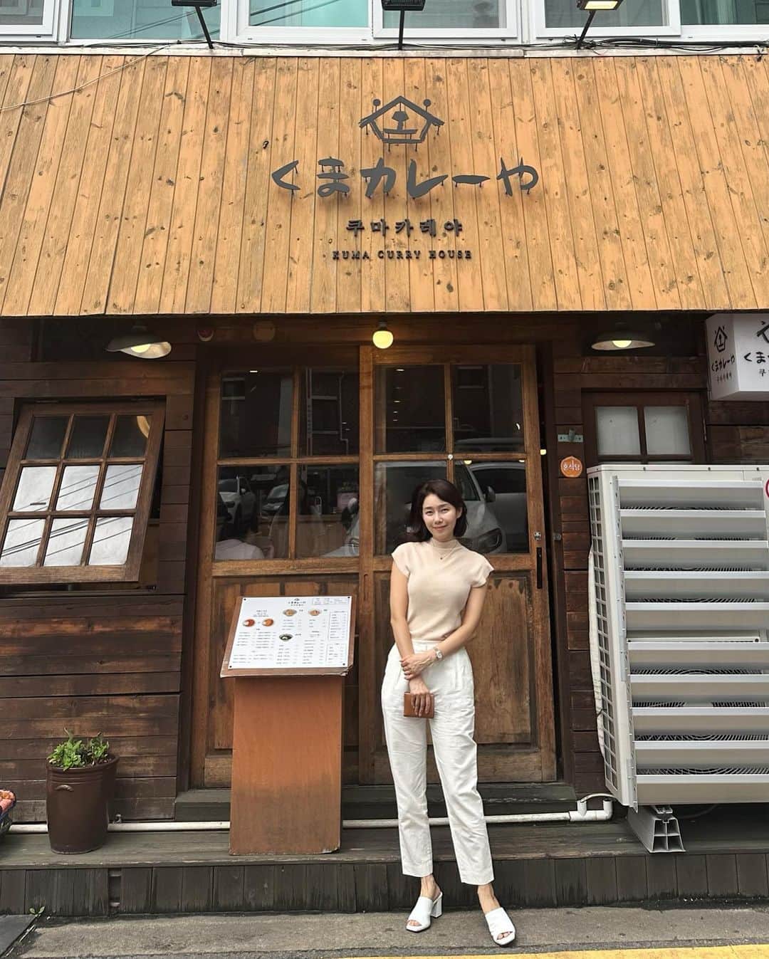 パク・タミのインスタグラム：「- 방배동 숨은 맛집을 찾았지 뭐예요? 작은 공간인데, 사람이 바글해서 기대안하고 자리 물어보니, 딱 한자리가 있는거죠. 우리가 앉고는 대기줄들~ 그런데 회전이 빨라 많이 기다리지는 않더라구요. 뭔가 운이 좋은 느낌주는~ ^^ 하루 가운데 소소한 쾌감 ㅎ 고로케.. 아! 요 코로케와 소스가.. 크림카레가.. 바삭함이!  기대 안했어서 그랬나요?? 저는 너무 만족이었네요~ '가족들과 한번 또 와야지~~'  #방배맛집 #쿠마카레야」