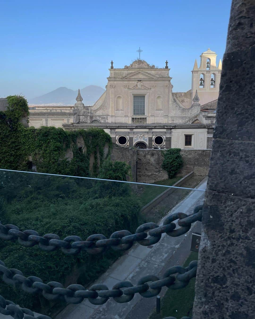 岡田美季さんのインスタグラム写真 - (岡田美季Instagram)「📍Napoli サンテルモ城の上まで登ったら絶景のナポリ。 全然暑い。めちゃくちゃ暑い。 ので夕方閉園ギリギリに👣 tops.bottomは8月発売予定♡ #napoli #trip #room306contemporary  #ナポリ #イタリア #イタリア旅行」7月24日 17時21分 - mikiokada0225