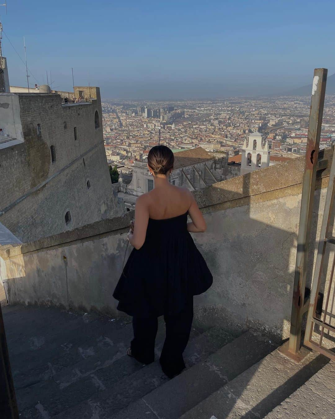 岡田美季さんのインスタグラム写真 - (岡田美季Instagram)「📍Napoli サンテルモ城の上まで登ったら絶景のナポリ。 全然暑い。めちゃくちゃ暑い。 ので夕方閉園ギリギリに👣 tops.bottomは8月発売予定♡ #napoli #trip #room306contemporary  #ナポリ #イタリア #イタリア旅行」7月24日 17時21分 - mikiokada0225