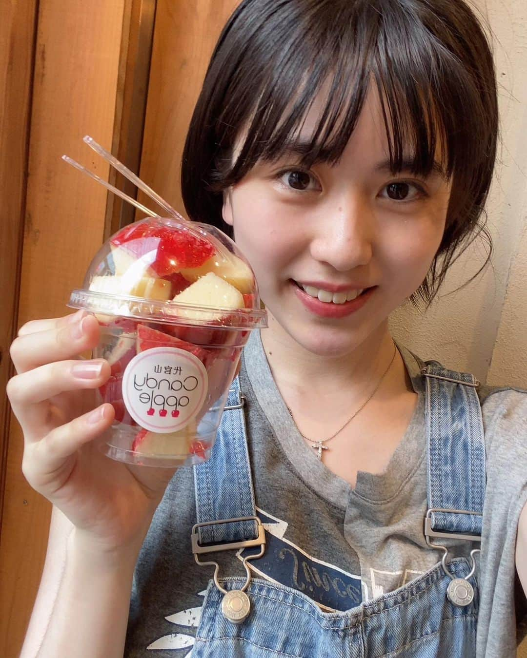 冨波心さんのインスタグラム写真 - (冨波心Instagram)「・ ずっと食べたかったりんご飴🍎  初めてカットされたりんご飴を食べられて嬉しかったです~  #冨波心 #スターダストプロモーション #高校生 #高校1年生 #女子高校生 #jk #jk1 #fjk #07 #16 #16yrs #kokoro #kokorotoba #japan #japanesegirl」7月24日 17時21分 - kokoro_toba_official