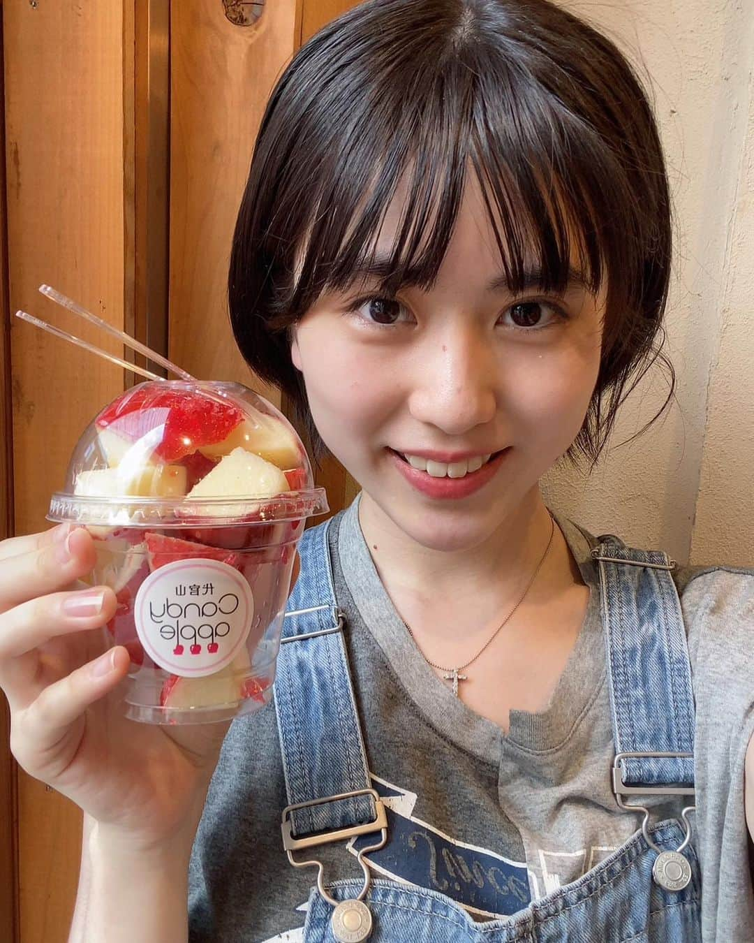 冨波心さんのインスタグラム写真 - (冨波心Instagram)「・ ずっと食べたかったりんご飴🍎  初めてカットされたりんご飴を食べられて嬉しかったです~  #冨波心 #スターダストプロモーション #高校生 #高校1年生 #女子高校生 #jk #jk1 #fjk #07 #16 #16yrs #kokoro #kokorotoba #japan #japanesegirl」7月24日 17時21分 - kokoro_toba_official