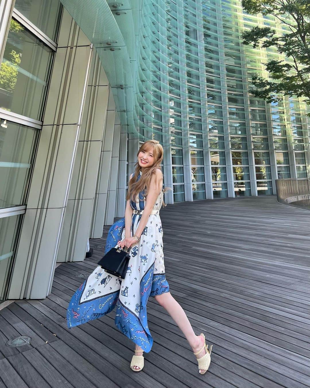 本田仁美さんのインスタグラム写真 - (本田仁美Instagram)「.  FENDIの素敵なカバンとお洋服で美術館へ🧳 みなさん夏休み楽しんでますか🌻  @fendi 🧵🪡 #FENDI #pr」7月24日 17時14分 - 10_hitomi_06