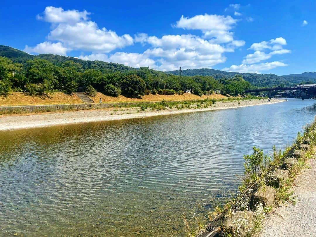 七海のインスタグラム：「大好きな自然に癒されました🎣  都会から離れてこういうところに行くとすっと心洗われる感じ... 夜の写真はないけど大好きな星がたくさん見えて1人黄昏てました⭐️幸せな時間...  #伊勢 #五十鈴川」