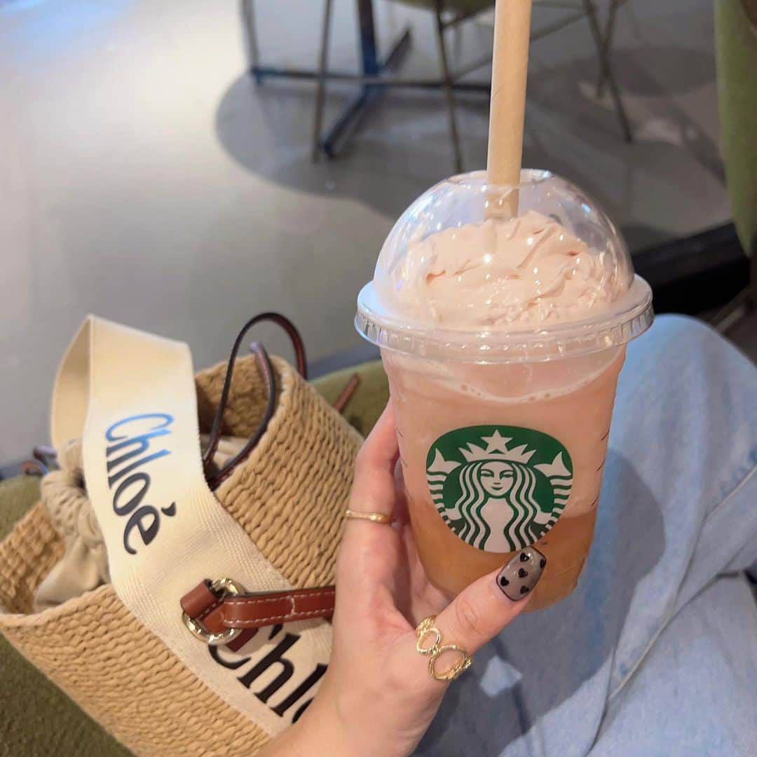 渚のインスタグラム：「.  大好きなピーチフラペチーノ🍑💕 果肉たっぷりで甘すぎなくてさっぱり🫶  #スタバ #スタバ新作 #ピーチフラペチーノ」