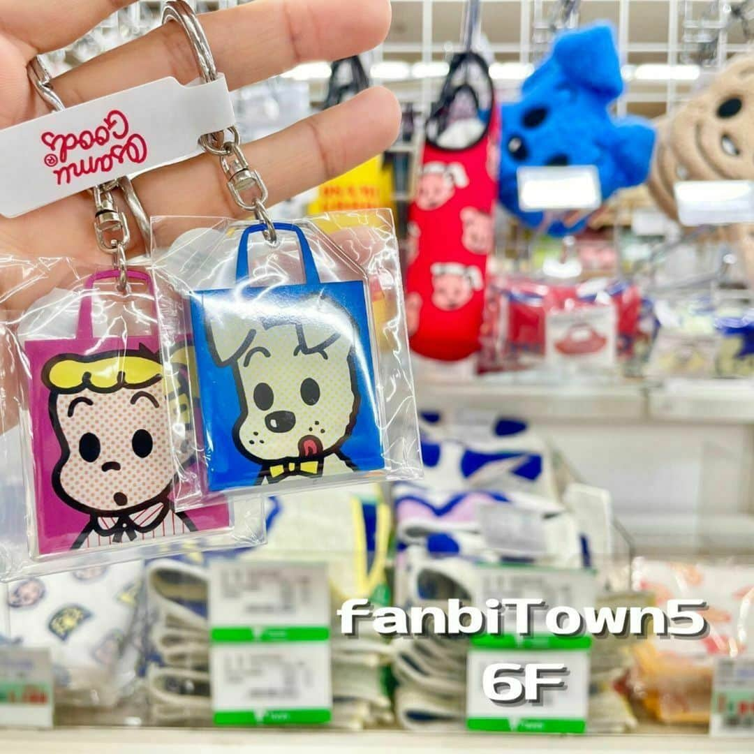 ファンビ寺内 (fanbi) さんのインスタグラム写真 - (ファンビ寺内 (fanbi) Instagram)「. カラフルで懐かしい雰囲気のイラストが 人気のOSAMUGOODS🐶販売中です❣  会員価格は売場へお問い合わせください！  #fanbiTown5-6階　キャラクター２売場  品切れの際はご容赦ください🙇🏻‍♀️  ______________________________  DM、コメントでの在庫確認や その他お問い合わせはご遠慮ください。 プロフィール（@fanbi_official）の ハイライト「お問い合わせ」か、 TEL:06-6262-2161(代表)よりお願いします。  #ファンビ寺内 は、会員制の #卸問屋 です。 店舗へのアクセス、ご利用方法はプロフィール （@fanbi_official）のリンクからご確認ください☺️  ______________________________ 	 #ファンビ #fanbi寺内 #fanbi #寺内 #大阪 #osaka #本町 #honmachi #堺筋本町 #問屋 #オサムグッズ #おさむグッズ #osamugoods #原田治 #haradaosamu #原田治グッズ #ジャック #ジル #懐かしい絵 #懐かしいイラスト #レトロ #昭和レトロ #メモ帳 #ポーチ #キーホルダー #昭和 #可愛い」7月24日 17時30分 - fanbi_official