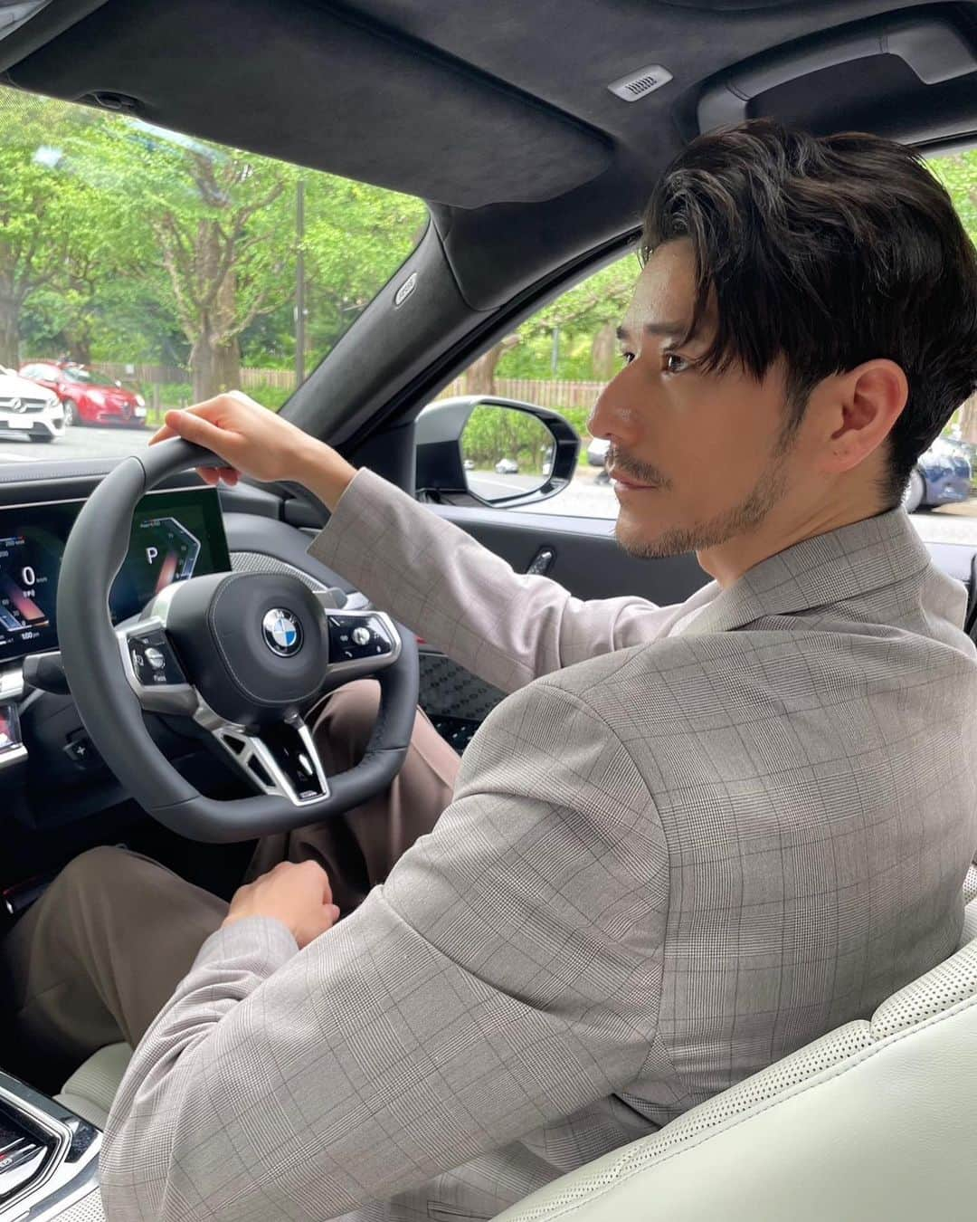 楠ダニエルさんのインスタグラム写真 - (楠ダニエルInstagram)「週末に#BMWメトロポリタンリレー に参加させていただきBMW7シリーズに乗って都内クルーズをしました。 ⁡ ⁡ 僕が7シリーズで連れて行っていただいたのは 外苑前の銀杏並木通り。 ⁡ 週末でしたが紅葉の季節と違う緑道は なんだか新鮮でとてもいい気持ち☺️ ⁡ ⁡ 体験させていただいた7シリーズは フロントにスワロフスキーのクリスタルを あしらったヘッドライトが印象的で、 ラグジュアリーな内装や 31.3インチのシアタースクリーンなど 沢山の驚きを魅せてくれました。 ⁡ 足を伸ばせるリヤシートにはちょっぴり優越感も😉 ⁡ ⁡ BMWに乗って都内クルーズ。最高でした。 @bmwjapan 様ありがとうございました。 ⁡ ⁡ ⁡ ⁡ ⁡ ⁡ 次は @moco___yuika さんから投稿されるので、 楽しみにしていて下さい😌 ⁡ ⁡ ⁡ ⁡  ⁡ #BMWMETOROPOLITAN #FORWARDISM #TOKYO #GINZA #BMW #駆けぬける歓び #BMWJapan #BMWi7 #PR」7月24日 17時30分 - danny.57