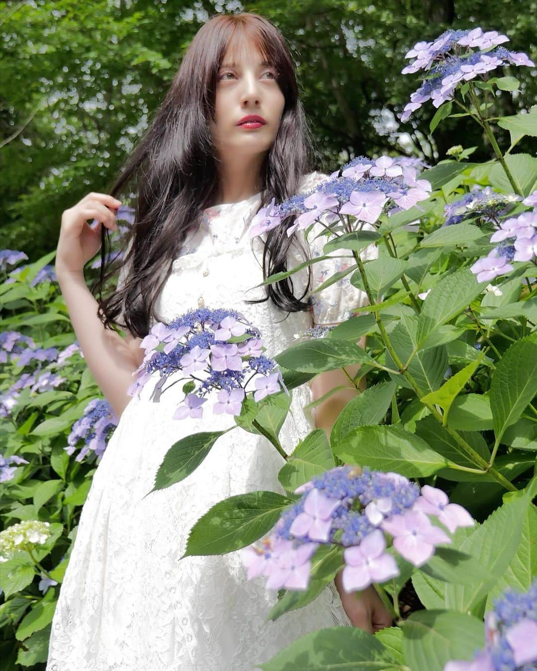 大濠ハンナのインスタグラム：「紫陽花がめちゃ綺麗かった♡ ハート型の💜紫陽花💙も見つけたっちゃん♡✨🐝　 最近行きたい所が多すぎて本当時間も体力も足りない😹🎵  #紫陽花 #紫陽花ポートレート #紫陽花の季節 #紫陽花の花 #あじさいロード #紫陽花ポトレ」