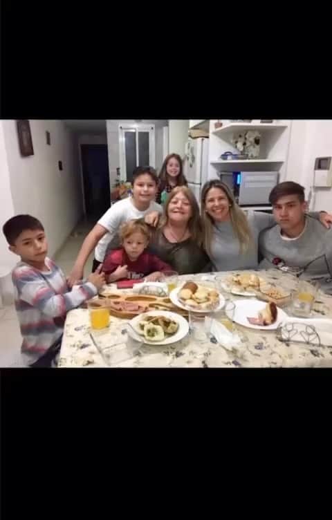 ヘルマン・デニスのインスタグラム：「Hoy es un día especial la mía mamma cumple 70 añitos,  a pesar de la distancia estamos con vos con nuestros pensamientos y con el corazón ♥️ te amo y te amare eternamente…pásala bomba como te mereces mamita de mi ❤️」