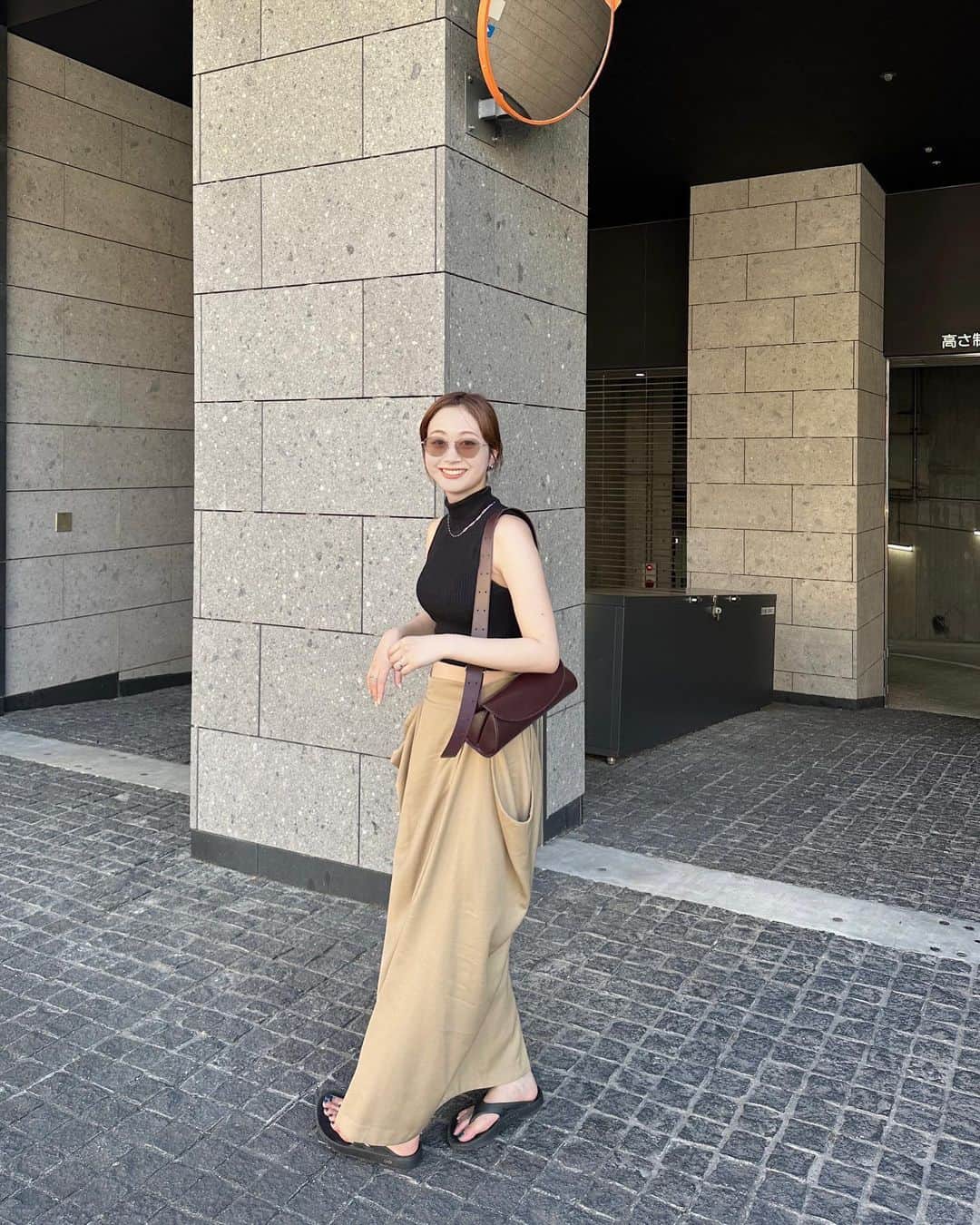 涼佳さんのインスタグラム写真 - (涼佳Instagram)「👓🩵  結婚式で着てたスカートを今日はカジュアルに 数年前に買ったjuemiのタンクトップ引っ張り出してきた🩵  🏷️ tops  #juemi  skirt  #todayful  bag  #jilsander  glasses  #zoff  sandal  #oofos」7月24日 17時26分 - _ryoka_870