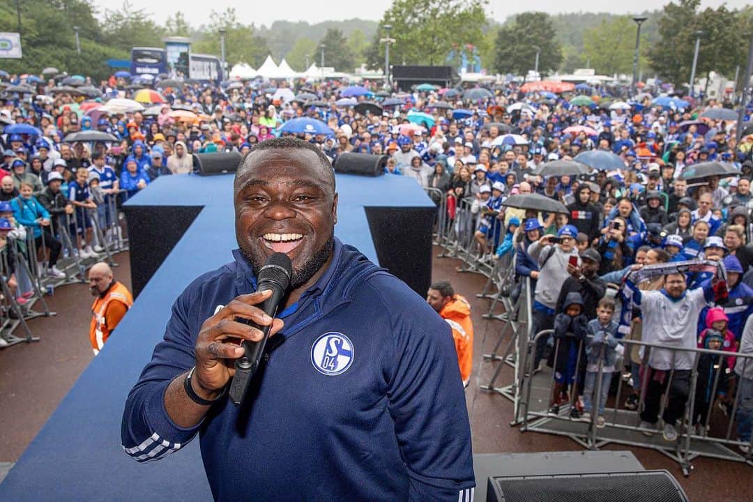 ゲーラルド・アサモアのインスタグラム：「DANKE für diesen überragenden Support! Über 30.000 Schalker beim Test gegen Twente, 50.000 gestern beim Schalke-Tag - und das, obwohl es so geregnet hat.   Das Wochenende hat wieder eindrucksvoll gezeigt: Wir halten zusammen! 🙌🏿💙🤍  Freue mich auf die Saison mit euch, Schalker! #GEmeinsam #s04」