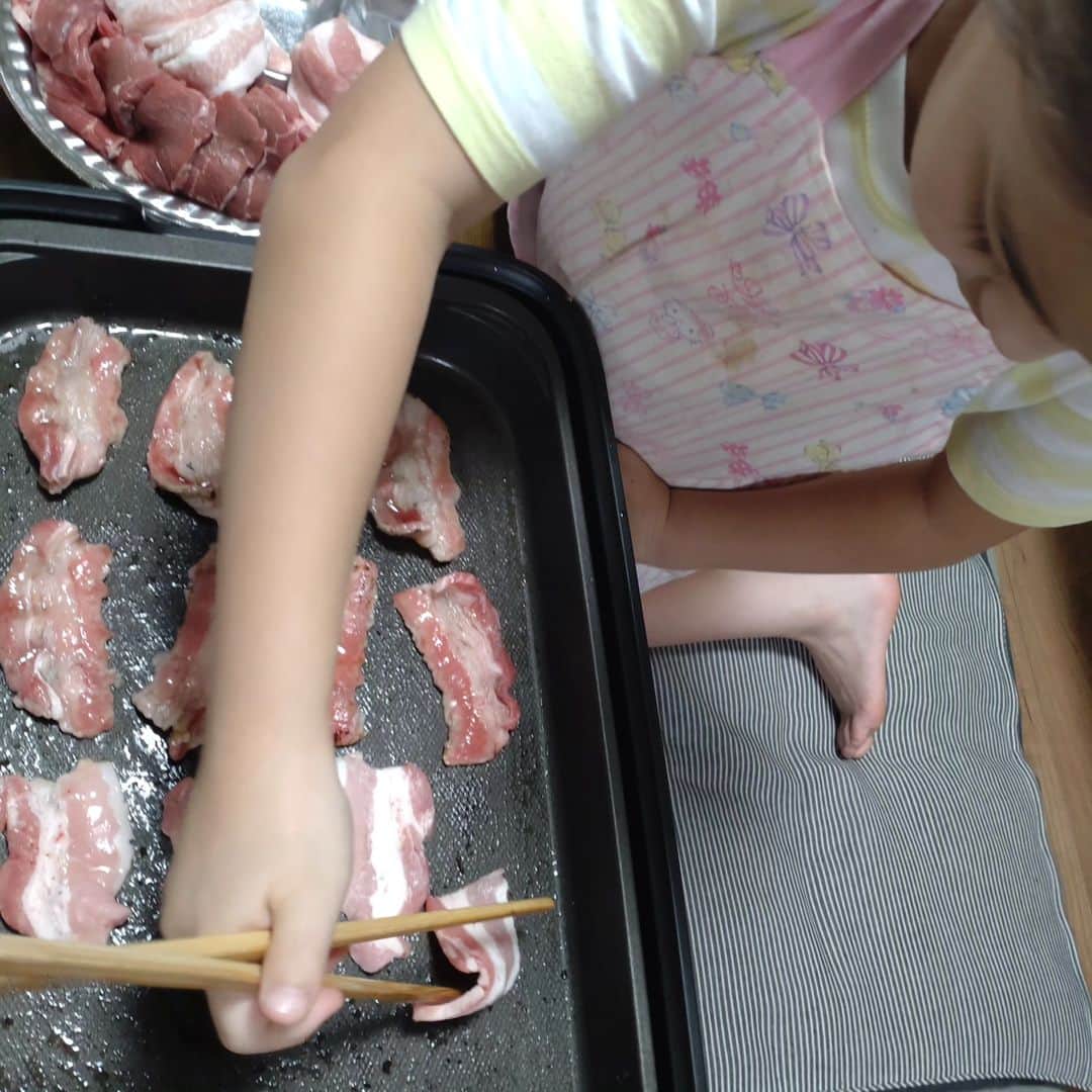 くぼてんきさんのインスタグラム写真 - (くぼてんきInstagram)「肉焼く娘  #8歳の娘 #焼き肉 #ほめてのびるタイプ #焼かせてのびるタイプ」7月24日 17時31分 - kubotenki