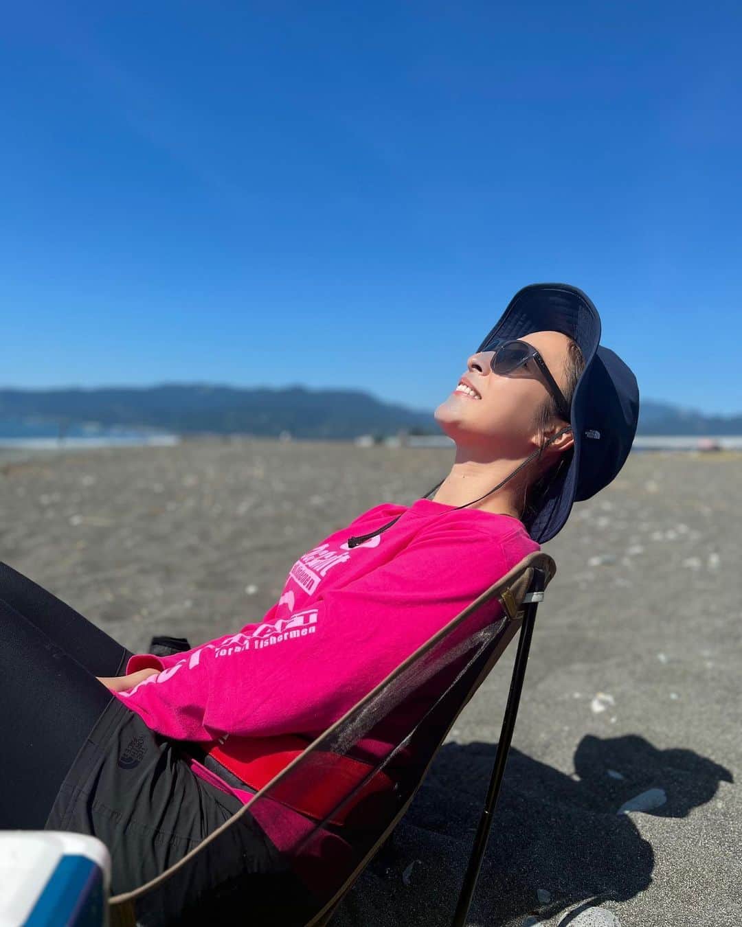 本間愛花のインスタグラム：「小田原のサーフから シロギス釣り🎣 2週間前までは釣れてたみたい😆 のんびり気持ちよかった〜。 ザクトのピンクロンTが 青い空に映えるね🩷💙  #fishing #surf」