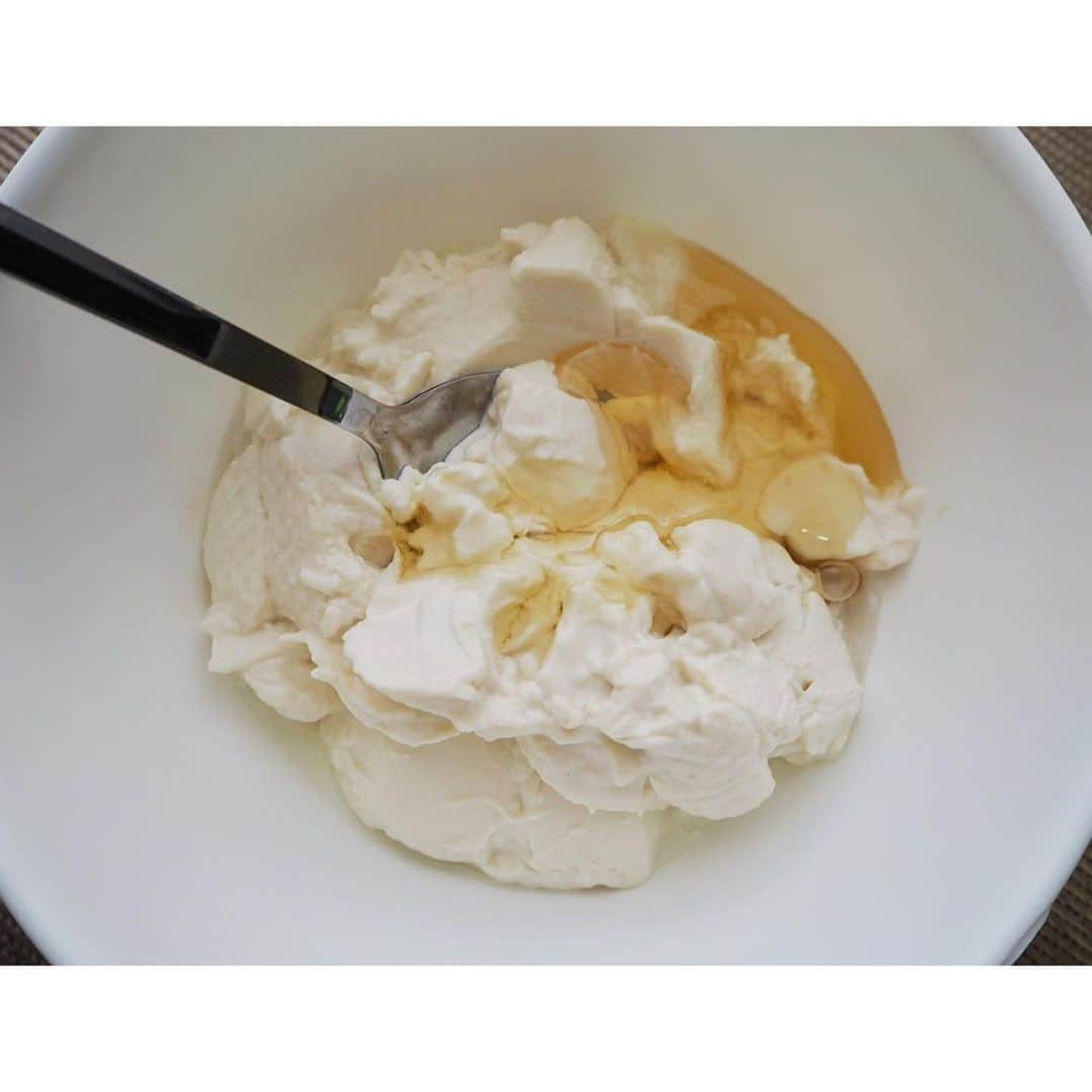 高木沙織さんのインスタグラム写真 - (高木沙織Instagram)「🍨 * 暑い日にぴったり♡ 「ヨーグルトバーク」を作りました。 * 豆乳ヨーグルトやフルーツ はちみつで作るのでギルトフリー^ ^ 今週は暑くなると聞いたので 作り置きもバッチリ。 * * 〈材料〉15×20cmのバット１台分 ・豆乳ヨーグルト（無糖/水切り前） 400g ・はちみつ 大さじ２～2.5 ※ はちみつは、１歳未満の乳幼児には食べさせないでください。 ・キウイ 1/2個 ・オレンジ 1/4個 ・ブルーベリー、いちご（冷凍） お好みの量 * 〈作り方〉 【下準備】 水切りヨーグルトを作る。 ざるにキッチンペーパーを２枚ほど敷き その上にヨーグルトを乗せる。 ↓ ざるの下に受け皿を置いたら 冷蔵庫で２～３時間以上こす。 キウイとオレンジ、いちごは薄切りにカット。 完成後のヨーグルトバークの厚さは２cmほどなので フルーツは薄くスライスするのがおすすめ。 * 1.水切りヨーグルトに はちみつを加えてよく混ぜる。 2.バットの上にクッキングシートを敷き 水切りヨーグルトを流し入れたら 表面を平らにならす。 その上に、フルーツを飾る。 3.2の上にラップをし、上から軽く押したら 冷凍庫で３～４時間冷やし固める。 4.固まったら、手で適当な大きさに割って完成！ * * 甘味を足したいときは フルーツ多めにするか はちみつ多めにするか 甘酒を少し混ぜるか ヨーグルトにマシュマロを漬け込んでも美味しくなりそうです。 * https://fytte.jp/news/diet/192710/ * * #ヨーグルトバーク #ヨーグルトバークレシピ  #ヨーグルトバーク作ってみた  #スイーツ #おやつ #おうちおやつ  #おうちかふぇ  #レシピ #豆乳ヨーグルト #sweets #yogurtbark #fytte」7月24日 17時37分 - saori_takagi