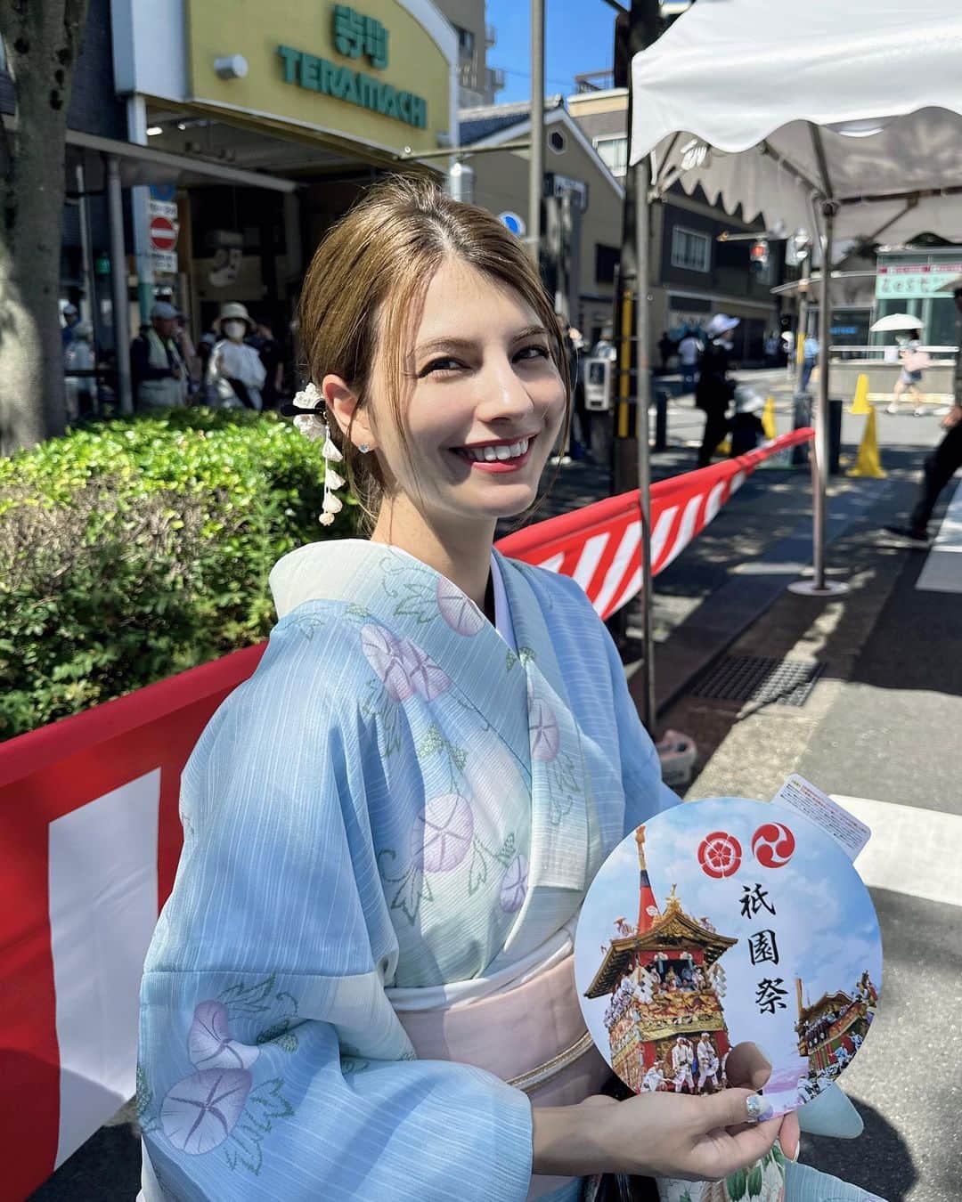マギーのインスタグラム：「Amexカード会員限定のイベントに招待いただき 日本三大祭の1つ、祇園祭に行ってきました!🤍   せっかくなので夏着物を着たよ🎐 この日は雲一つない晴天で暑かったのですが、 目の前で迫力を感じながら観ることができて 貴重な体験になりました！☺️  夏の思い出がまた一つできて嬉しい♡   今回私が座った席はAmex会員専用の観賞席で、  これまで一般向けには発売されたことがない 特別なお席だそうです。   ほんっとうにすごい人の数でしたが、 ゆったりと鑑賞することができました。   Amexはこの他にも会員限定の特別なイベントを 定期的に開催しているので ぜひチェックしてみてください!   #アメックスイベント #長刀鉾 #Promotion @amexjp」