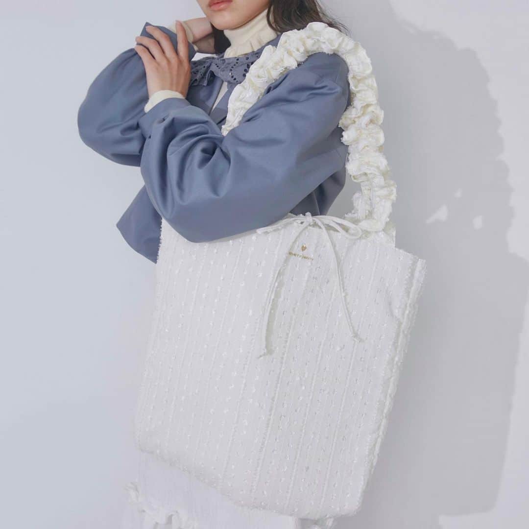 merry jennyのインスタグラム：「【pre order 10%OFF＆point up×10】 ㅤㅤㅤㅤㅤㅤㅤㅤㅤㅤㅤㅤㅤ 7/21(fri) 12:00 〜 7/25(tue) 23:59 official web store RUNWAY channel にて pre order 10%OFFを開催中‼︎ さらに！ pre order は point up×10・送料無料！  topのURLから⇨  @merryjenny_instagram  ぜひcheckして下さいね！  〇くしゅくしゅショルダートート col : o.white / blue / black ¥8,250 (tax in)    大きめサイズにマチがついていて、荷物が多い日も安心です。  　 #merryjenny #メリージェニー  #2023aw #dreamwell #autumn」