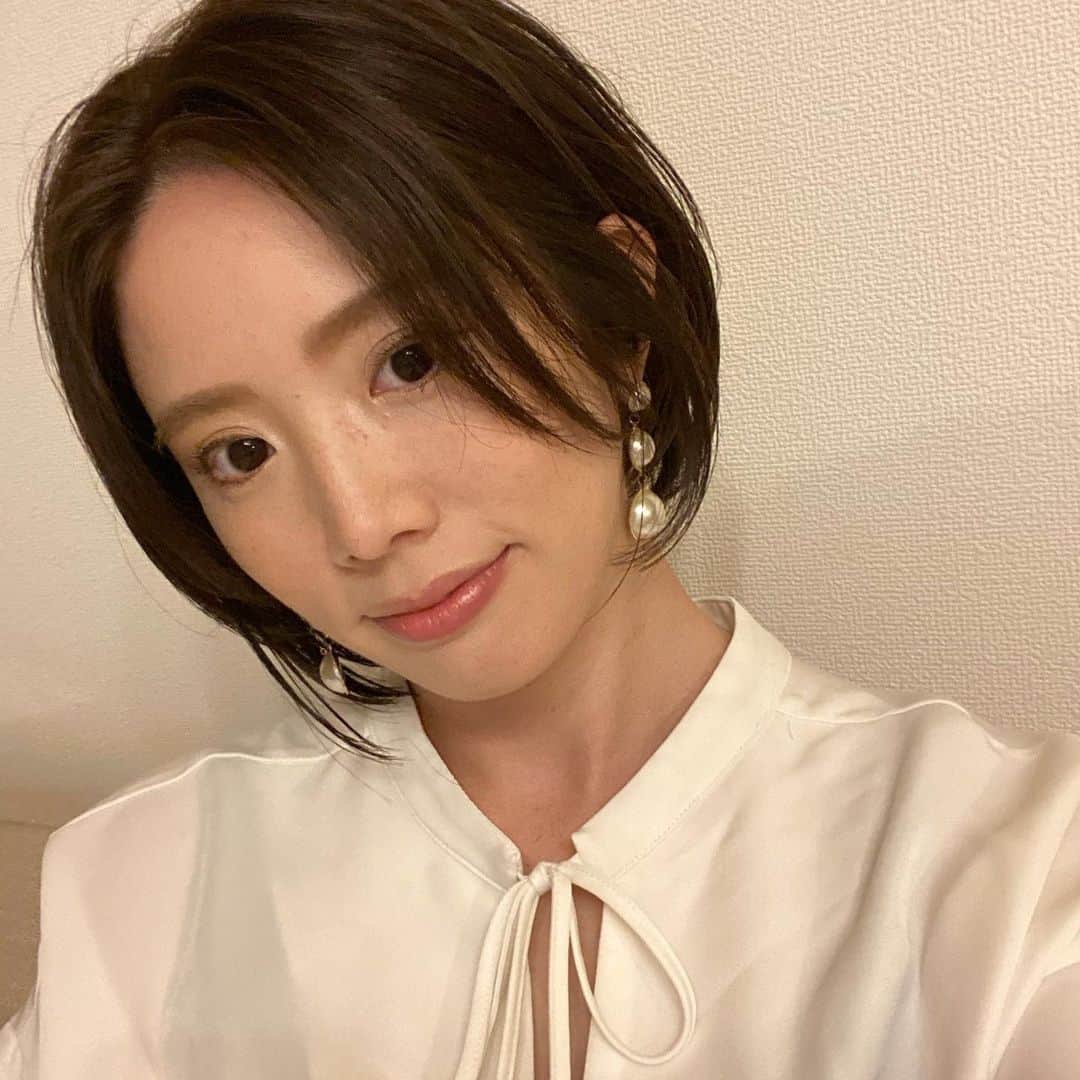 のインスタグラム：「ソシエでつくったヘアスタイル紹介💇  ロングヘアからショートヘアに大幅スタイルチェンジ！ 髪が広がりやすい方やくせ毛さんでも大丈夫！ おさまりが良く、ご自身でもスタイリングしやすい髪型をつくります♪ 髪の毛のお悩みによりショートヘアにすることに抵抗がある方、ショートヘアにしっくりきたことない方！ お一人おひとりの髪質や骨格を見極めカットさせていただきます☆彡  こちらのお写真は @rikamishi_official さんの投稿です♪ 撮影にご協力いただきありがとうございました♪ --------------------------------------------------- <SINCE1960> 時代に先駆けて美容業界をリードし「トータルビューティー」を提供し続けてきたソシエヘアー。その歴史は、創業者、高橋孝が開業した1店のヘアーサロンからはじまります。今後も、ソシエの原点である「ヘアーサロン」としての誇りを持ち続け、プロフェッショナルな技術・おもてなしをご提供してまいります。多くの女性に楽しんで美しくなる体験してほしい。それがソシエヘアーグループの願いです。 --------------------------------------------------- #ソシエヘアー #ジャックモアザン #ソシエ #ヘアー #美容院 #美容室 #サロン #サロンスタイル #サロンモデル #サロモ #スタイル撮影 #モデル募集 #ヘアカット #ヘアサロン #ヘアスタイル #似合わせカラー #似合わせカット #ヘアカラー #トレンドカラー #ヘアカラートレンド #髪質改善 #髪質改善トリートメント #イメージチェンジ#ショートヘア #ショートカット #ショートボブ#くせ毛 #くせ毛カット#新宿美容室」