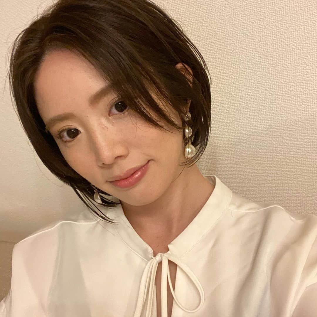 ヘアーサロン ソシエ [公式] のインスタグラム：「ソシエでつくったヘアスタイル紹介💇  ロングヘアからショートヘアに大幅スタイルチェンジ！ 髪が広がりやすい方やくせ毛さんでも大丈夫！ おさまりが良く、ご自身でもスタイリングしやすい髪型をつくります♪ 髪の毛のお悩みによりショートヘアにすることに抵抗がある方、ショートヘアにしっくりきたことない方！ お一人おひとりの髪質や骨格を見極めカットさせていただきます☆彡  こちらのお写真は @rikamishi_official さんの投稿です♪ 撮影にご協力いただきありがとうございました♪ --------------------------------------------------- <SINCE1960> 時代に先駆けて美容業界をリードし「トータルビューティー」を提供し続けてきたソシエヘアー。その歴史は、創業者、高橋孝が開業した1店のヘアーサロンからはじまります。今後も、ソシエの原点である「ヘアーサロン」としての誇りを持ち続け、プロフェッショナルな技術・おもてなしをご提供してまいります。多くの女性に楽しんで美しくなる体験してほしい。それがソシエヘアーグループの願いです。 --------------------------------------------------- #ソシエヘアー #ジャックモアザン #ソシエ #ヘアー #美容院 #美容室 #サロン #サロンスタイル #サロンモデル #サロモ #スタイル撮影 #モデル募集 #ヘアカット #ヘアサロン #ヘアスタイル #似合わせカラー #似合わせカット #ヘアカラー #トレンドカラー #ヘアカラートレンド #髪質改善 #髪質改善トリートメント #イメージチェンジ#ショートヘア #ショートカット #ショートボブ#くせ毛 #くせ毛カット#新宿美容室」