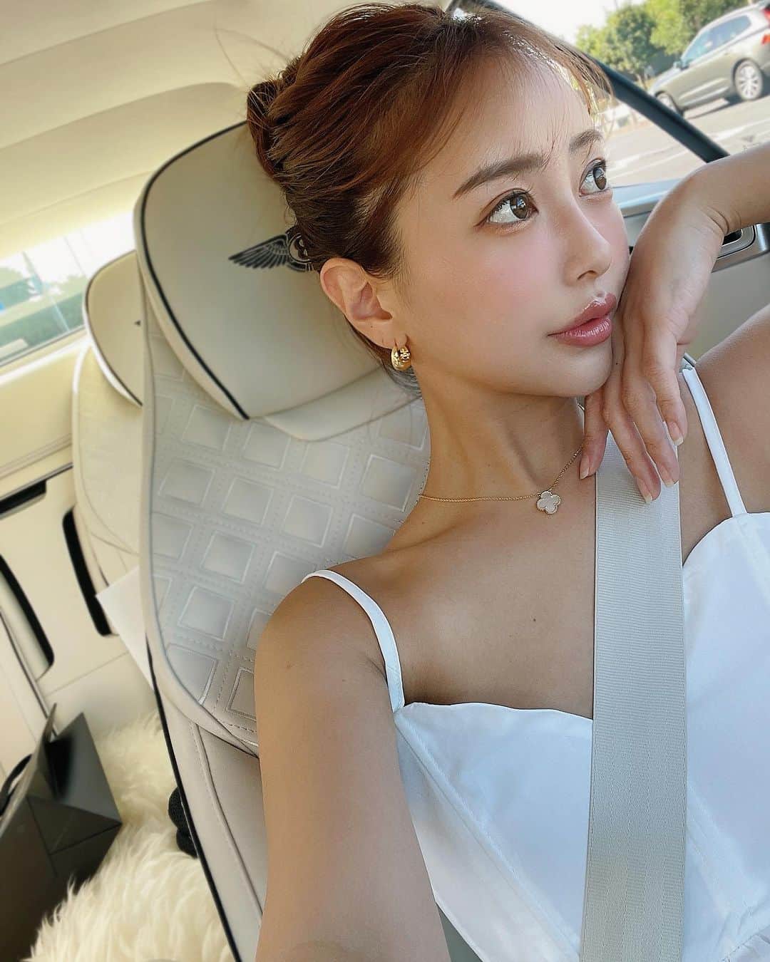 のインスタグラム：「お父さんと車で流す曲で揉めて譲った記念の写真🤳🚗笑  山下達郎聴きたい父。 summer walker聴きたい私。  みんな車で何聴きたい？🎧」