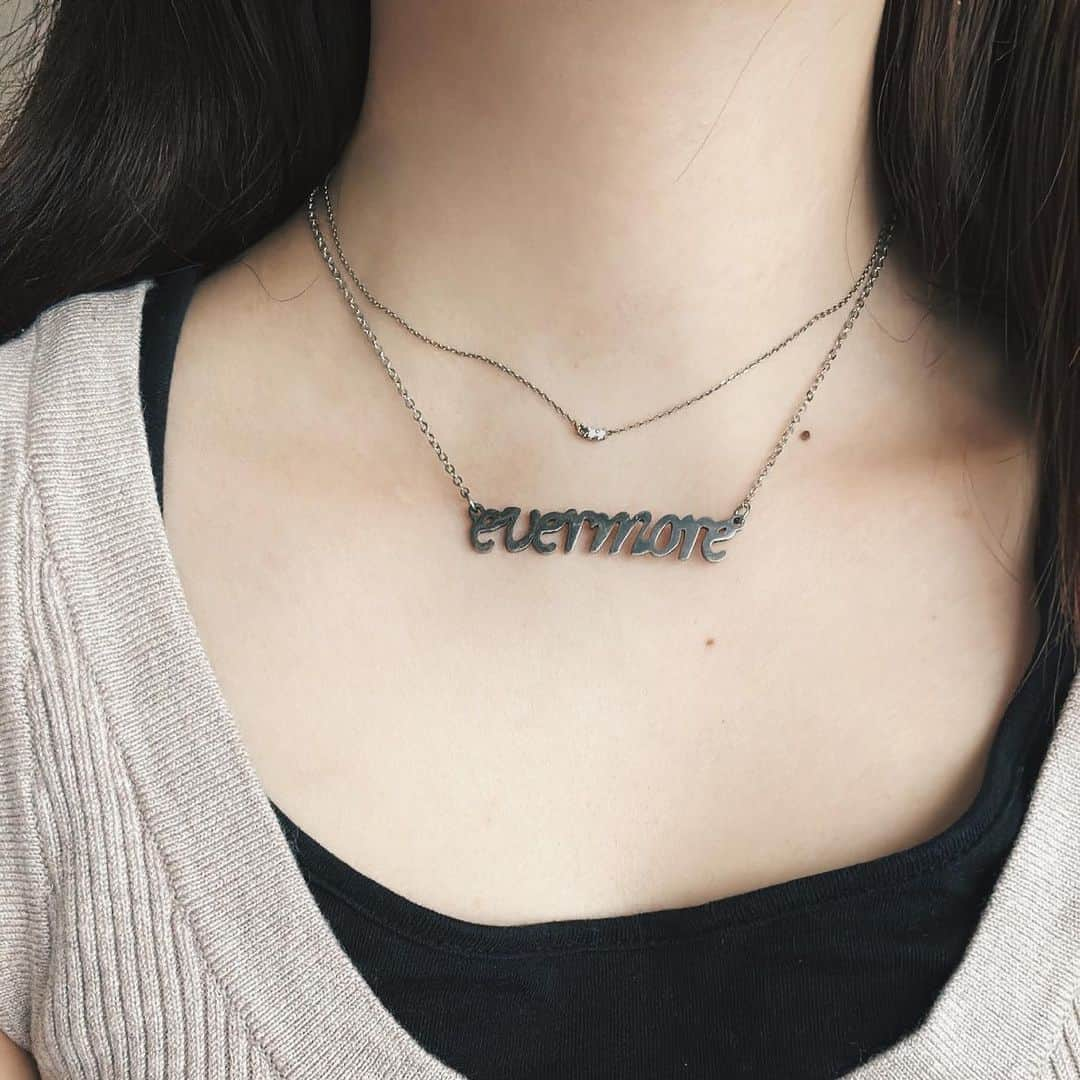 川村安奈のインスタグラム：「evermore  #neckless #evermore #taylorswift #アクセサリー」