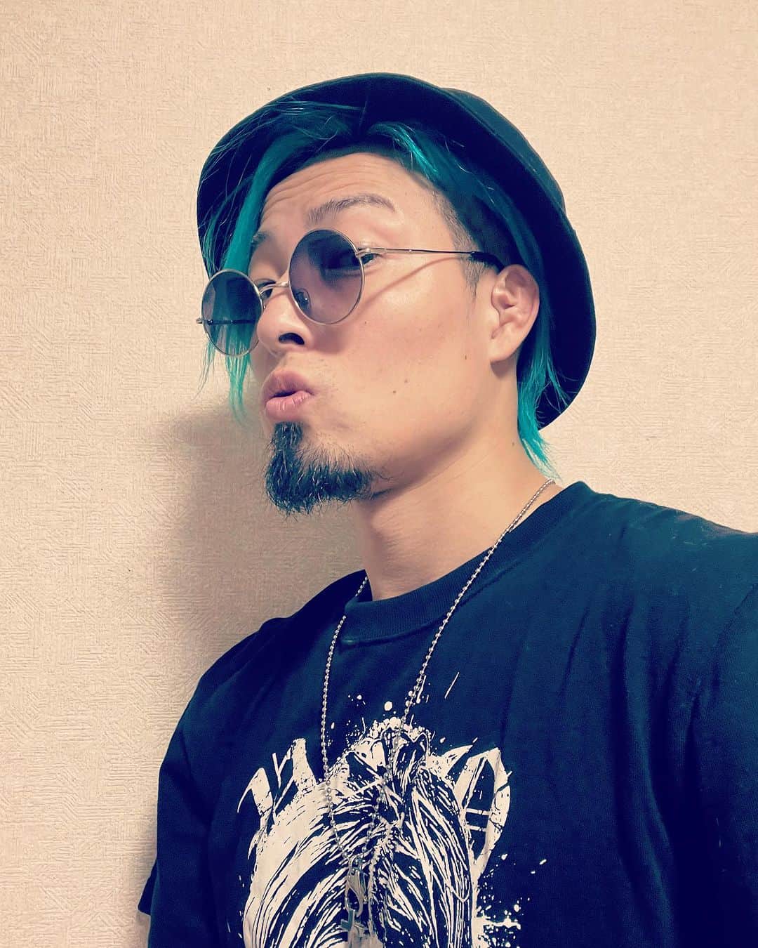 藤田洋平（YO-HEY）のインスタグラム：「久々にグラサンかけよー思ったら オジーオズボーン型しかなかったので却下  そんでザリガニ探し #失敗 #カニしかおらん　 #オジーオズボーン」