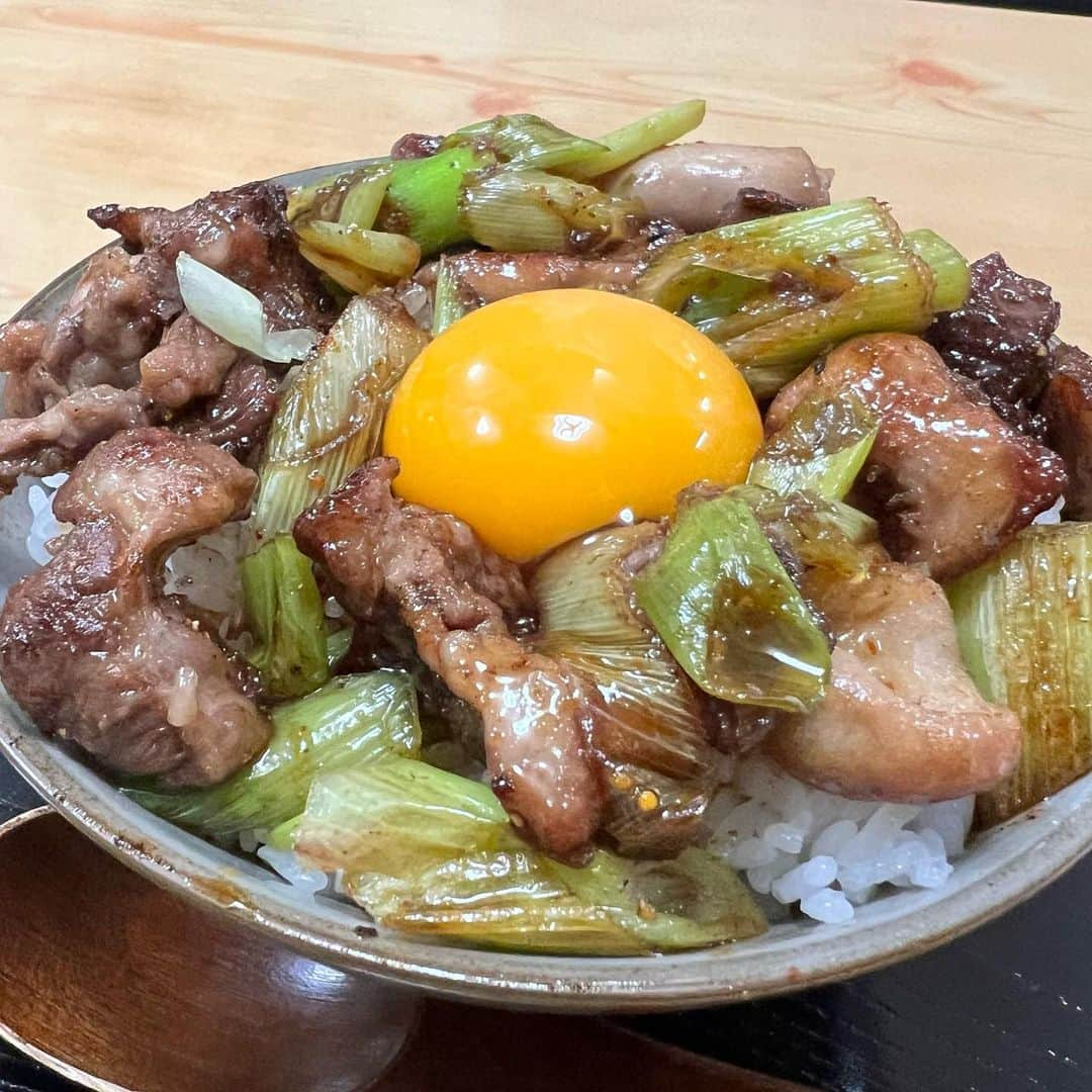 しげるちゃんのインスタグラム：「東京は梅雨も明け、今週はずーーっと猛暑日が続くみたいですね☀️☀️ この暑さで夏バテしてませんか？先日ですが下町散歩（町屋）をした際に連れて行って貰った創業63年（？）の『ますだ』が美味しかったの～👌 メニューにはない1枚目の『下町丼』は、タン元/かしら/ハラミ/ガツをミックスして卵黄を乗せた丼物！タレがめちゃ相性が良くて箸が進みました🙆‍♀️ これ、メニューにいれたらいいのにな　　 #下町 #町屋 #荒川区 #ますだ #やきとん #下町丼 #肉祭り #猛暑日 #夏バテを乗り越えよう #しげるグルメ #下町散歩 #夏バテ防止 #ガッツリ飯」