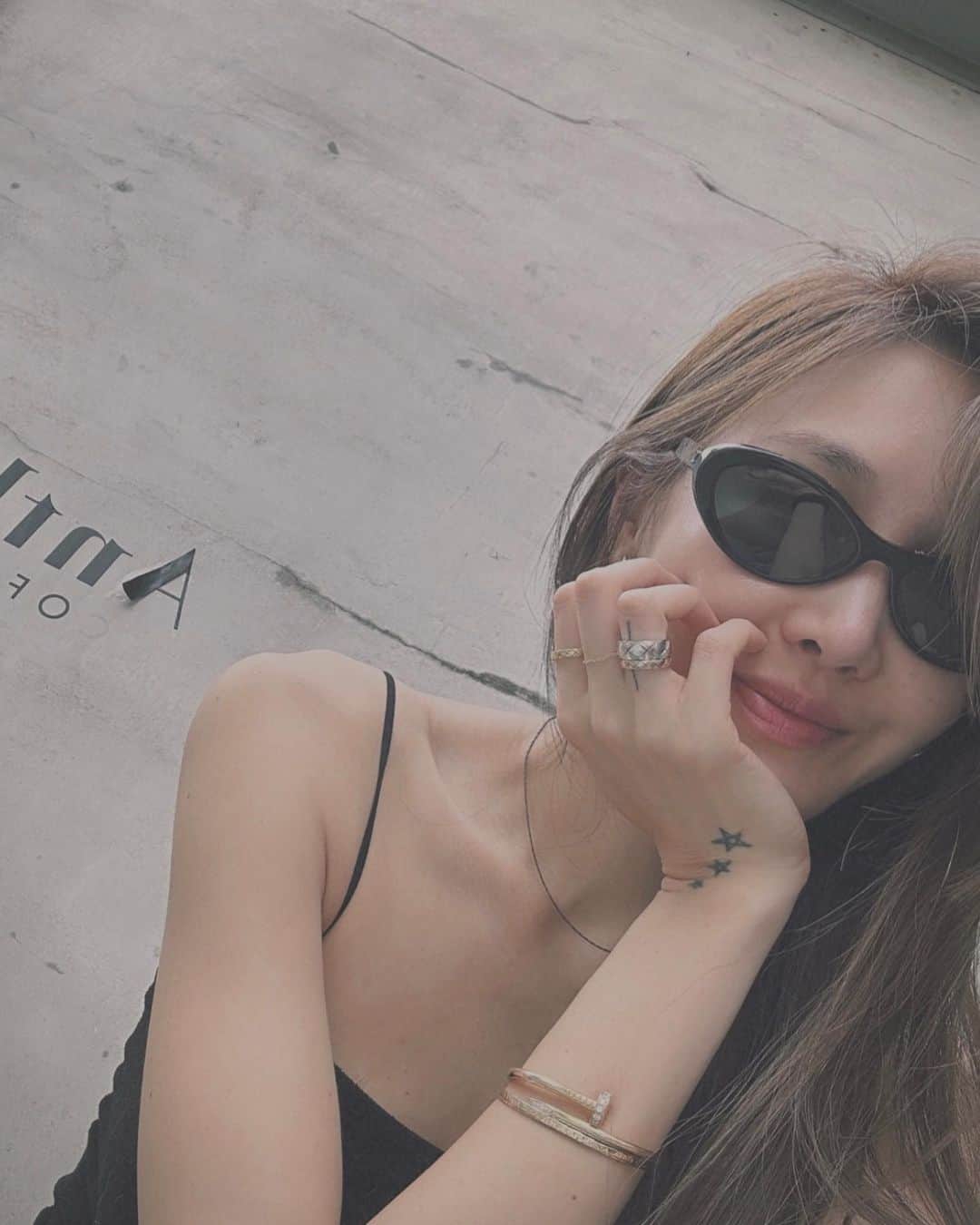 ユン・ヘジンのインスタグラム：「🖤」