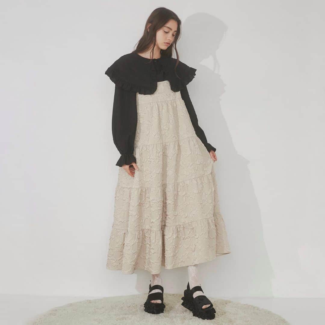 merry jennyのインスタグラム：「【pre order 10%OFF＆point up×10】 ㅤㅤㅤㅤㅤㅤㅤㅤㅤㅤㅤㅤㅤ 7/21(fri) 12:00 〜 7/25(tue) 23:59 official web store RUNWAY channel にて pre order 10%OFFを開催中‼︎ さらに！ pre order は point up×10・送料無料！  topのURLから⇨  @merryjenny_instagram  ぜひcheckして下さいね！  〇rampleティアードキャミワンピース col : beige / lavender / black ¥14,300 (tax in)    肩紐で丈調整が可能です！  　 #merryjenny #メリージェニー  #2023aw #dreamwell #autumn」