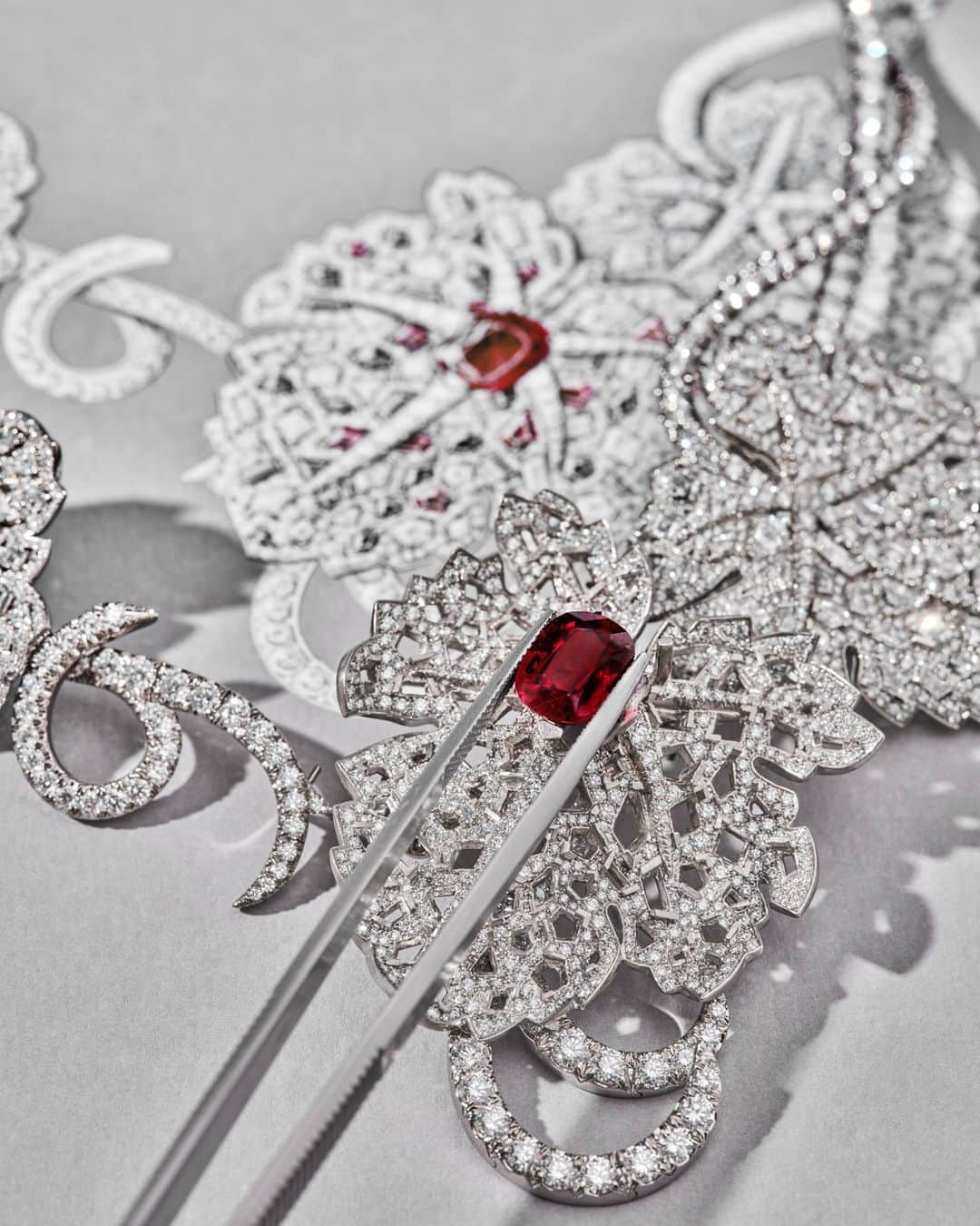 Chaumetさんのインスタグラム写真 - (ChaumetInstagram)「Crafted with passion and expertise, dive into the captivating allure of the exquisite Vine Leaf High Jewellery necklace.⁣ The fleshy vine comes to life through a stunning Mozambique cushion-cut ruby of 5.18 carats, revealing intense red hues.⁣ To emphasise the realism of the white gold tendrils and the magnificently textured leaves, the necklace shimmers with a pavé of 300 stones.⁣ Realised individually, before being reproduced in wax, the bezels of these diamonds, black spinels, grey spinels and rubies provide a measure of the piece’s extreme complexity.⁣ Tracing out an airy lace, the openwork on the back of the leaves testifies to the virtuosity involved.⁣ #Chaumet #LeJardindeChaumet #ChaumetHighJewellery #ChaumetVirtuosity」7月24日 17時50分 - chaumetofficial