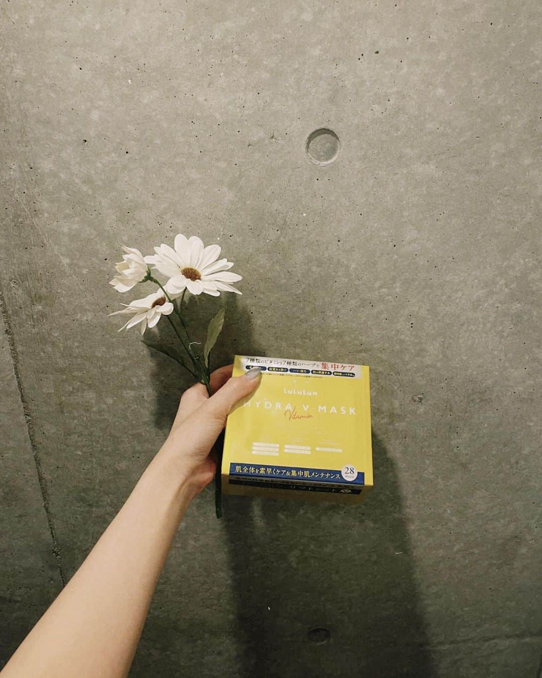 宇井優良梨のインスタグラム：「⁡ 皆さんビタミン足りてますか？？🍋 お肌の元気にはやはりビタミンが欠かせないので、 最近はずっとLuLuLunのハイドラVマスクを 朝晩の化粧水代わりに使っています🧖🏻‍♀️ 使い始めてから、お肌がどんどんいきいきしてくるのを感じます( ᷇࿀ ᷆) ⁡ 7種のビタミンと7種のハーブで集中ケアをしてくれるので、 ビタミン不足しがちな私にはとてもありがたい救世主です🤵🏼‍♀️ しっかり密着するHIFU感覚シートで リフトアップしながらもケアできちゃう一石二鳥✌🏼 ⁡ シートの心地よさとお肌が元気になるのを 是非皆さんにも感じていただきたいです🌿 ⁡ #ルルルン #化粧水フェイスマスク #パック #PR」