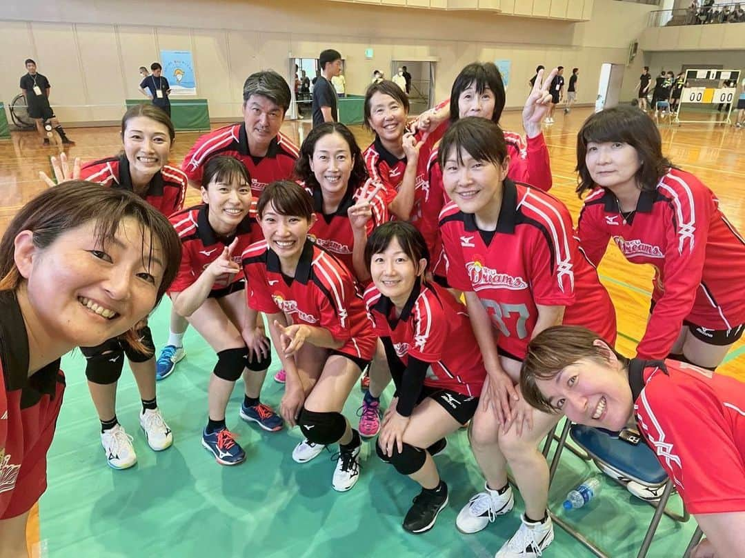 新鍋理沙のインスタグラム：「. 宝くじスポーツフェア はつらつママさんバレーボール IN 岡山県新見市🏐  岡山出身のゆきがデビューしました🥹👏✨ バッシバシ打ってた🥹！ まだまだできるね🥹！！  次は大阪🐙楽しみ〜💜  #植田辰哉 さん #江上由美 さん #広瀬美代子 さん #高橋有紀子 さん #ヨーコゼッターランド さん #坂本清美 さん #多治見麻子 さん #宝来麻紀子 さん #佐野優子 さん #狩野舞子 さん #石井優希 ちゃん」